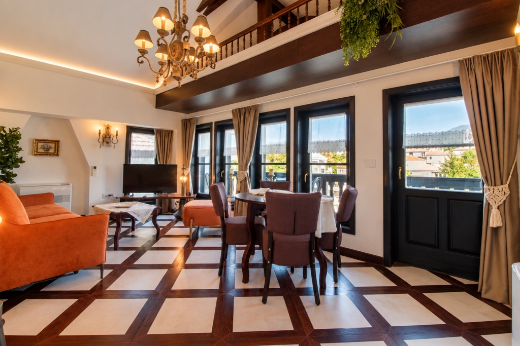 One-Bedroom Apartment with Lake View