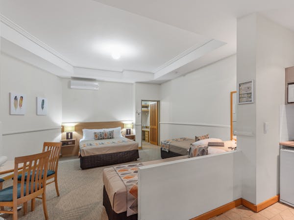 Cheap accommodation for 4 guests located near Portside Wharf and Brisbane Airports
