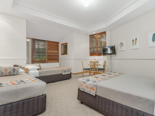 Cheap overnight accommodation for 4 guests located near Portside Wharf and Brisbane Airports