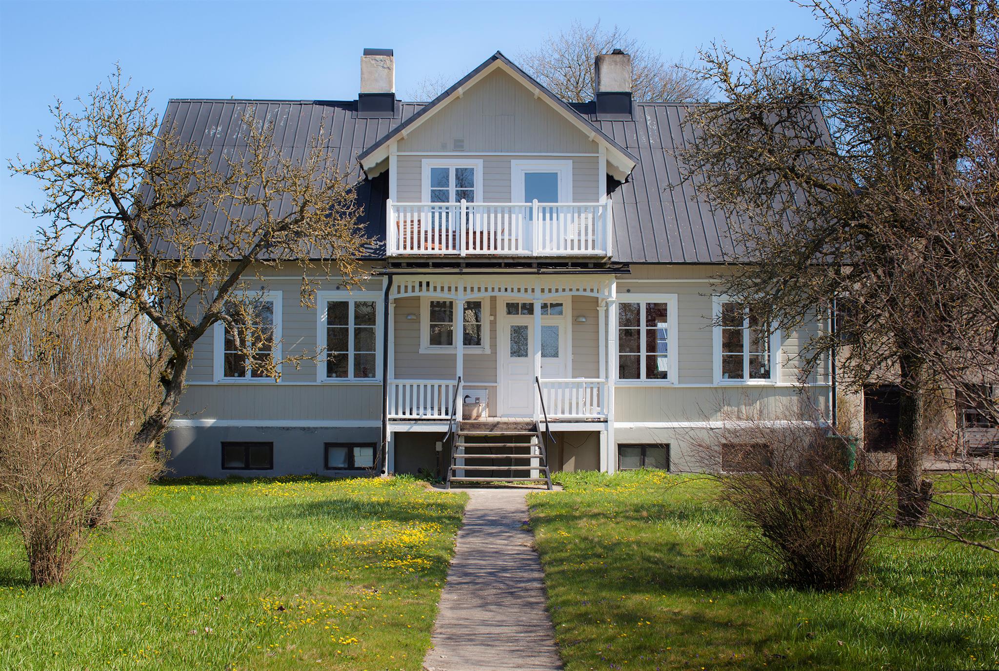 external view of front of three pheasants main building and balcony
