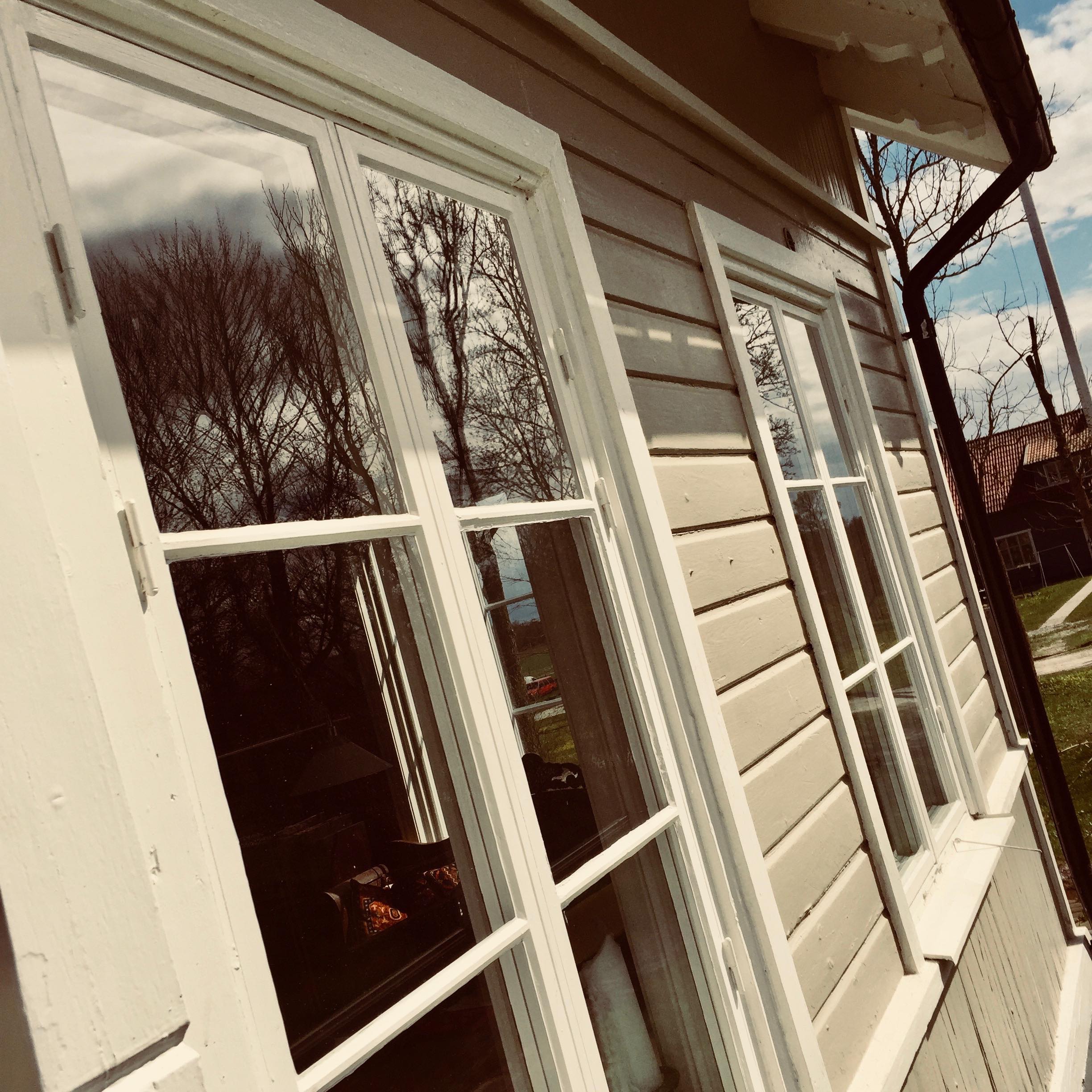 Side view of the outside of the woodwork of the bed & breakfast