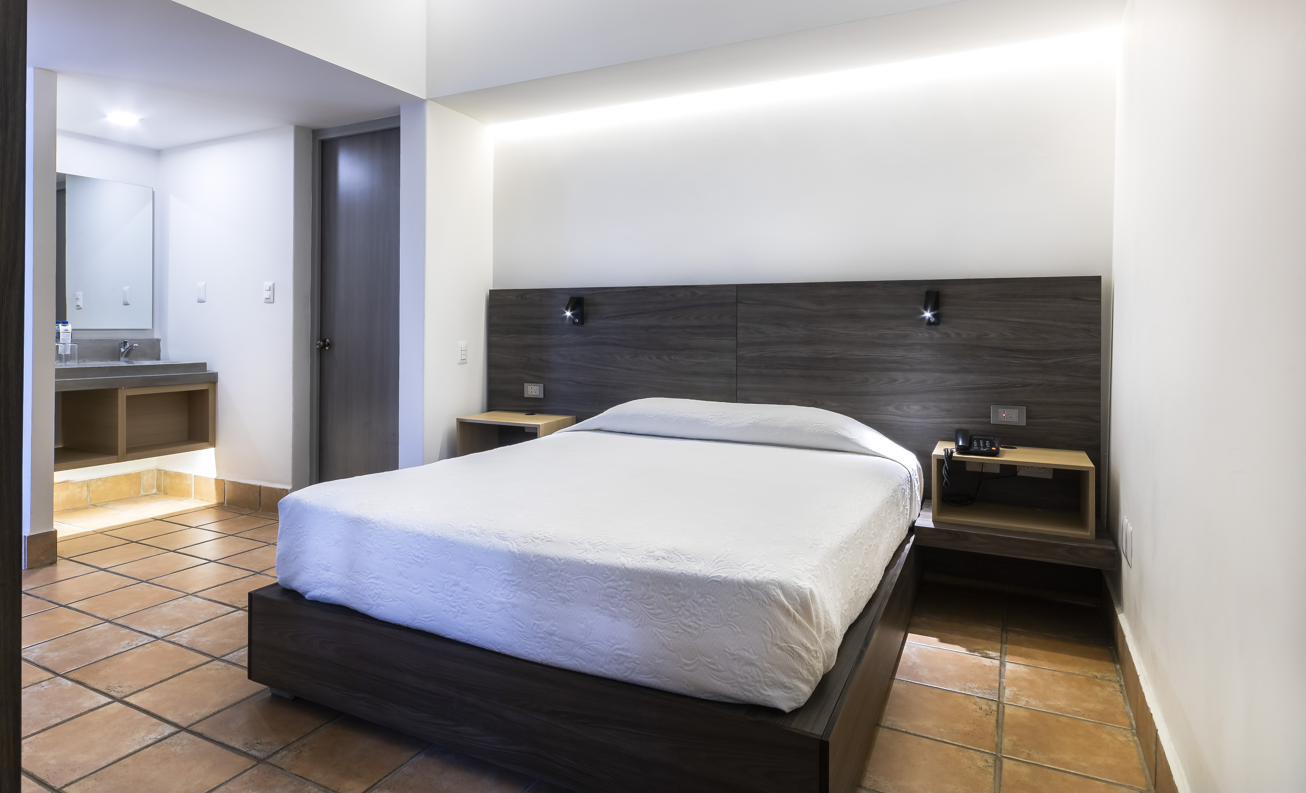 Habitación estándar con cama queen size.