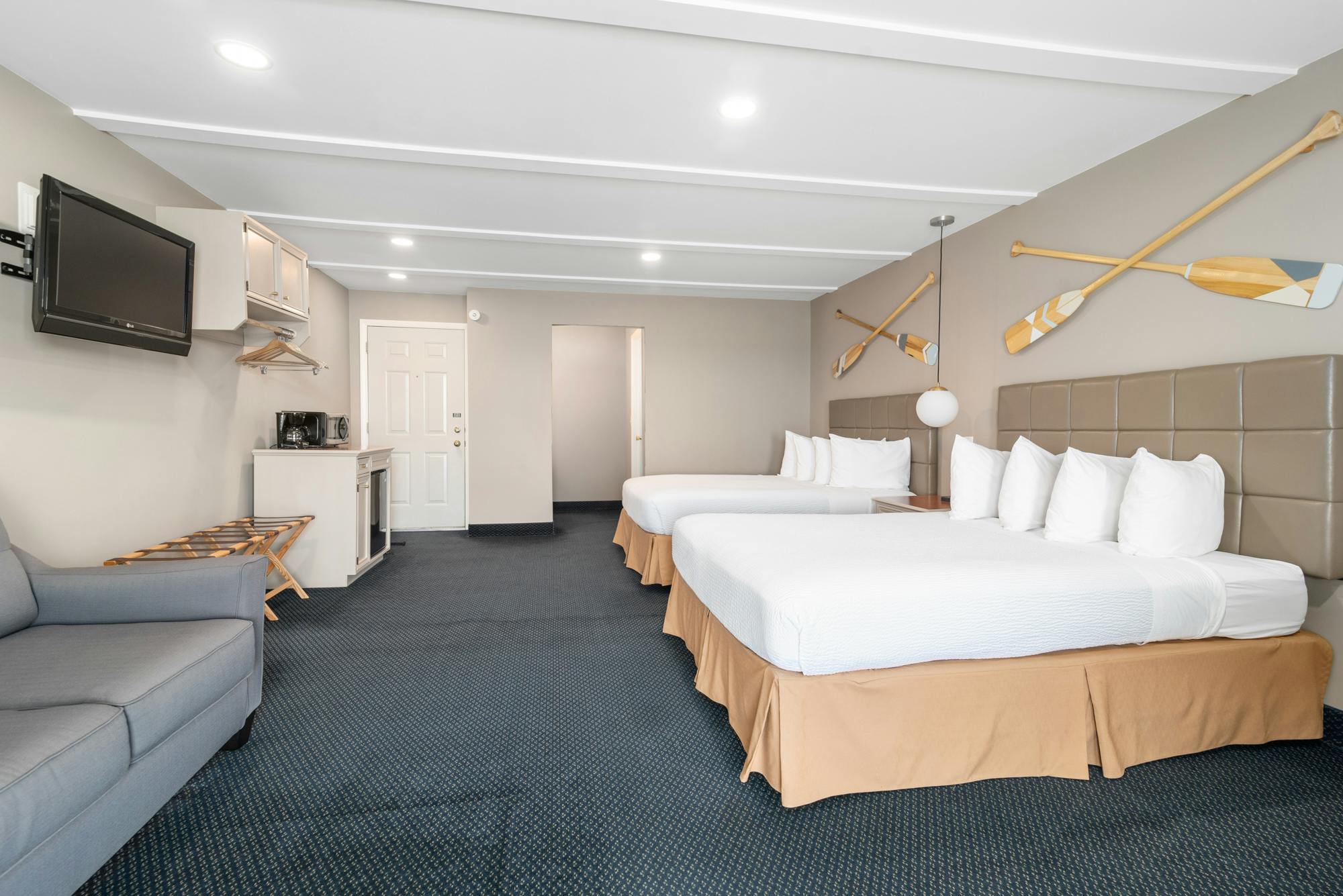 2 Queens 1 Sofa Bed Lakefront Clearwater Lakeshore Motel