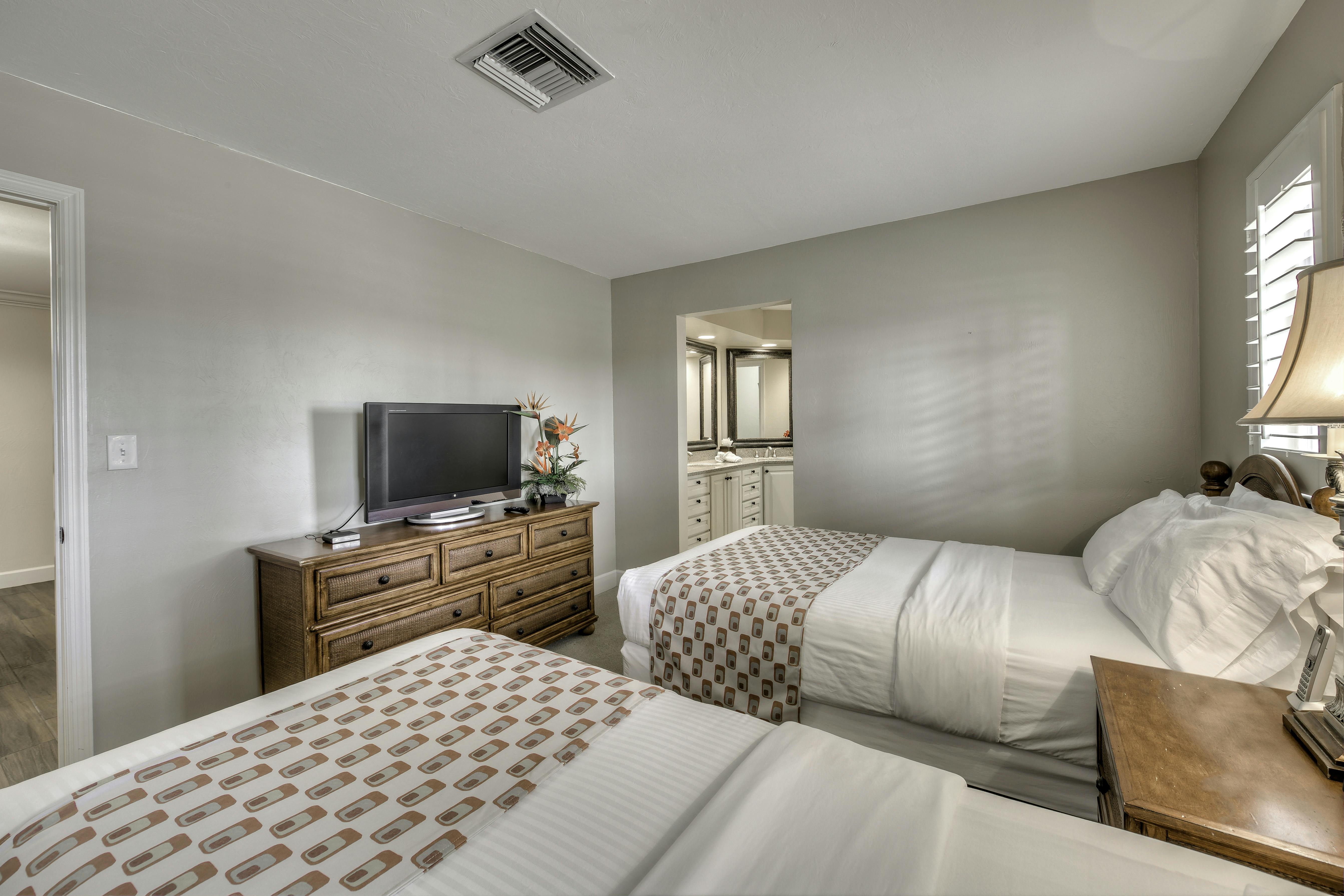 Two Bedroom Suite, second bedroom with two twin beds