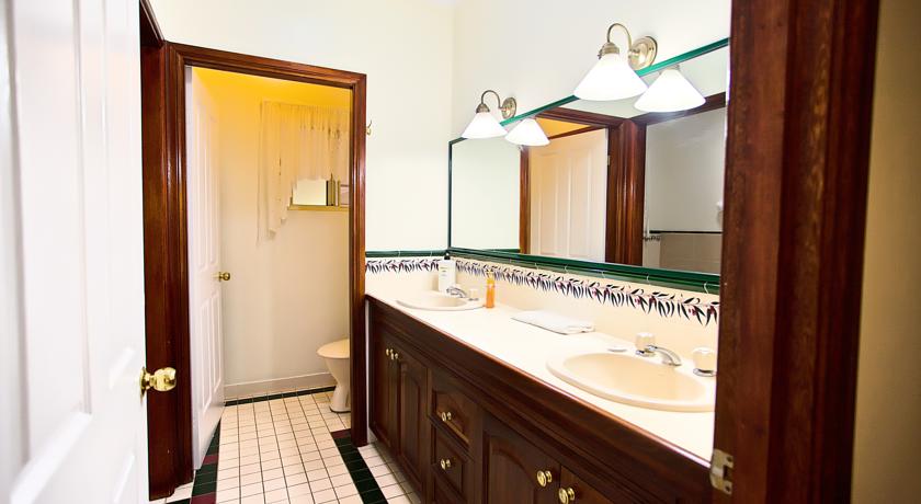 The Lodge - 3 Way Bathroom