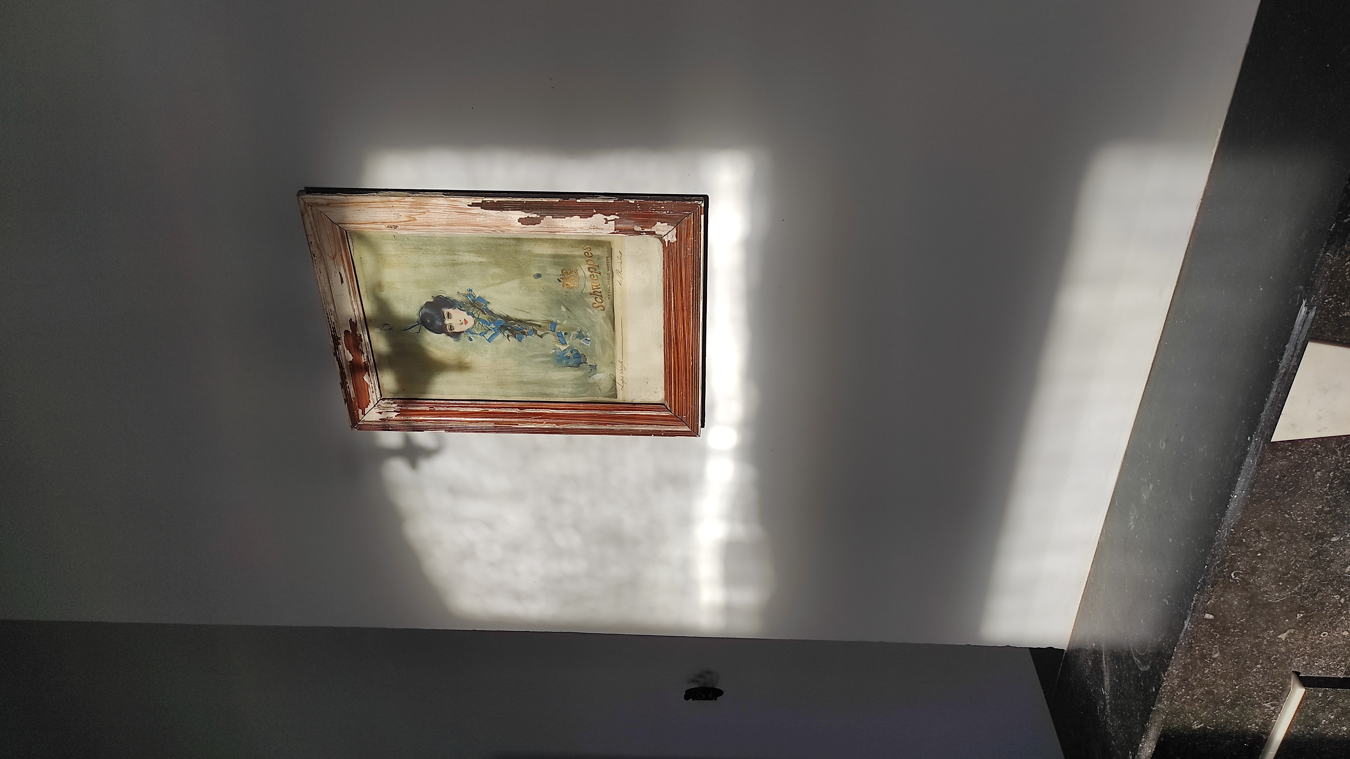 Authentic and charming decoration in one of the cozy rooms for cyclists and hikers at La Maison Vienvenue.