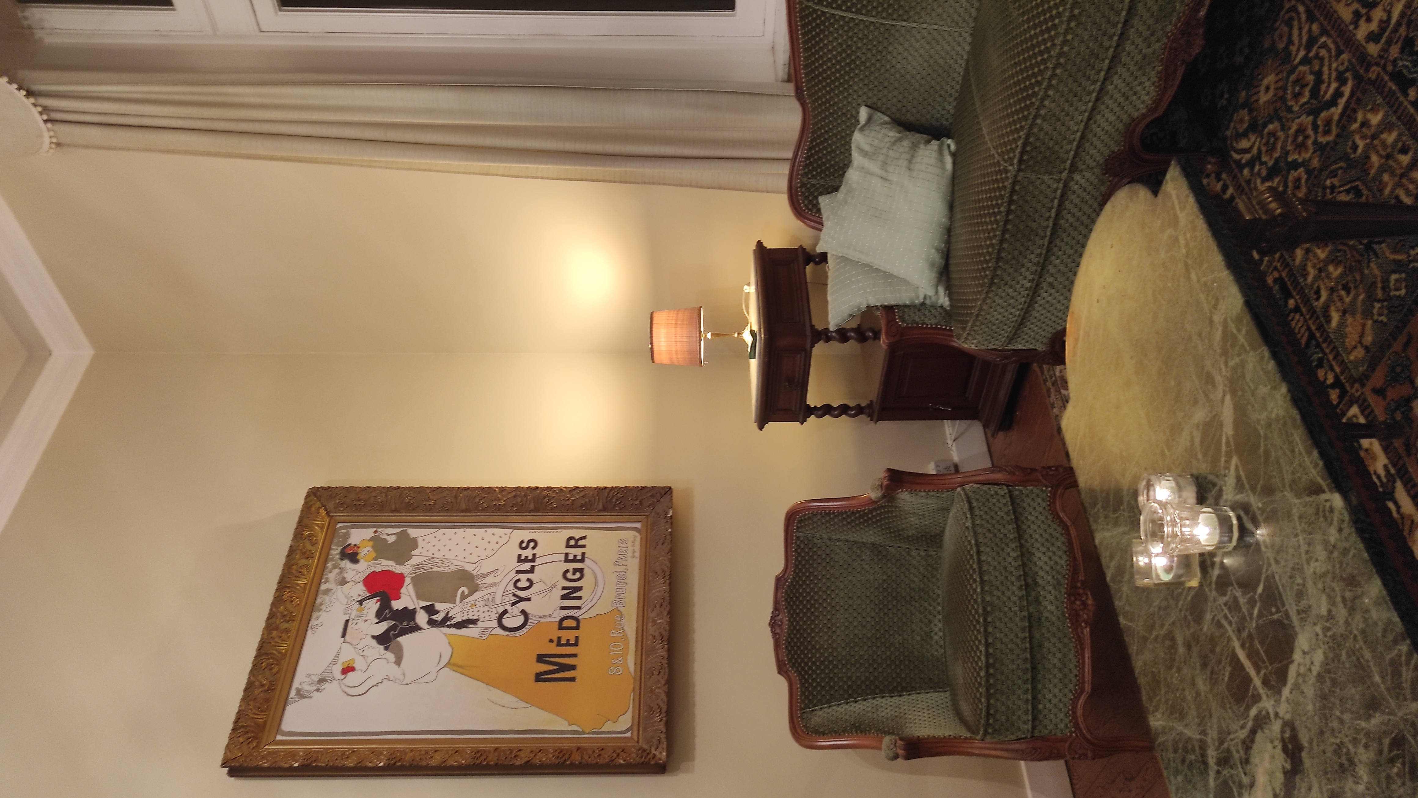 Charming salon at La Maison Vienvenue, perfect for social gatherings, sharing stories from cycling and hiking days