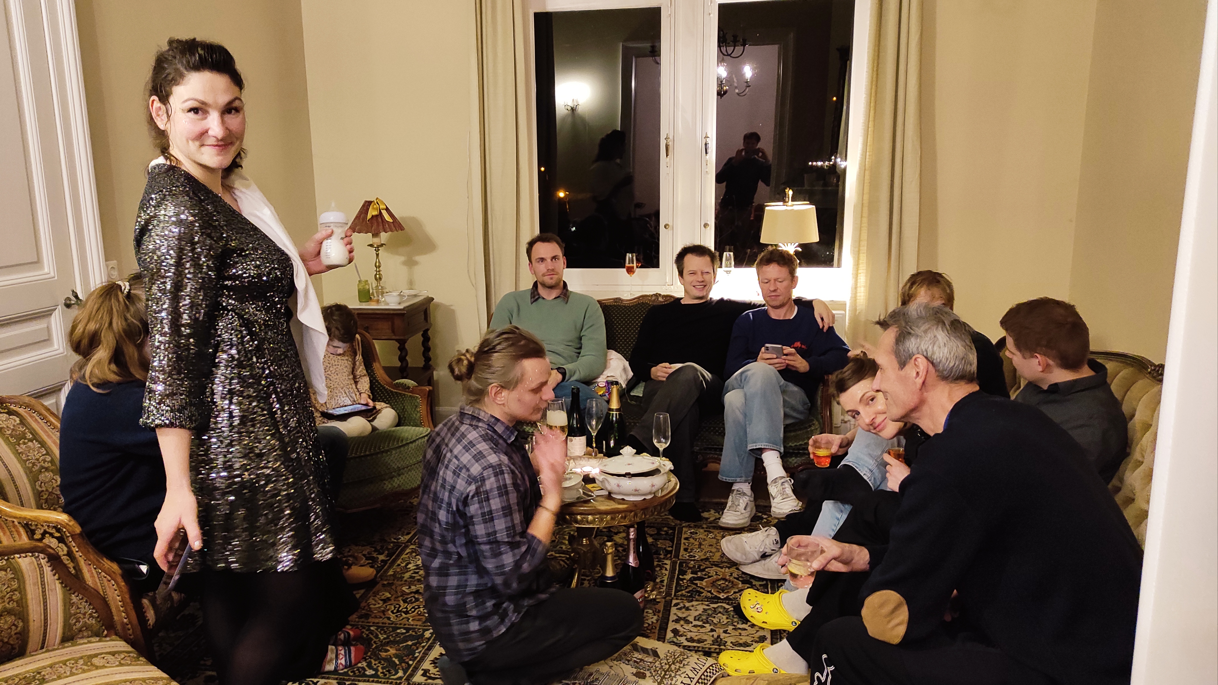 Social gathering with friends and other guests in the cozy salon of La Maison Vienvenue after a bike ride sharing stories.