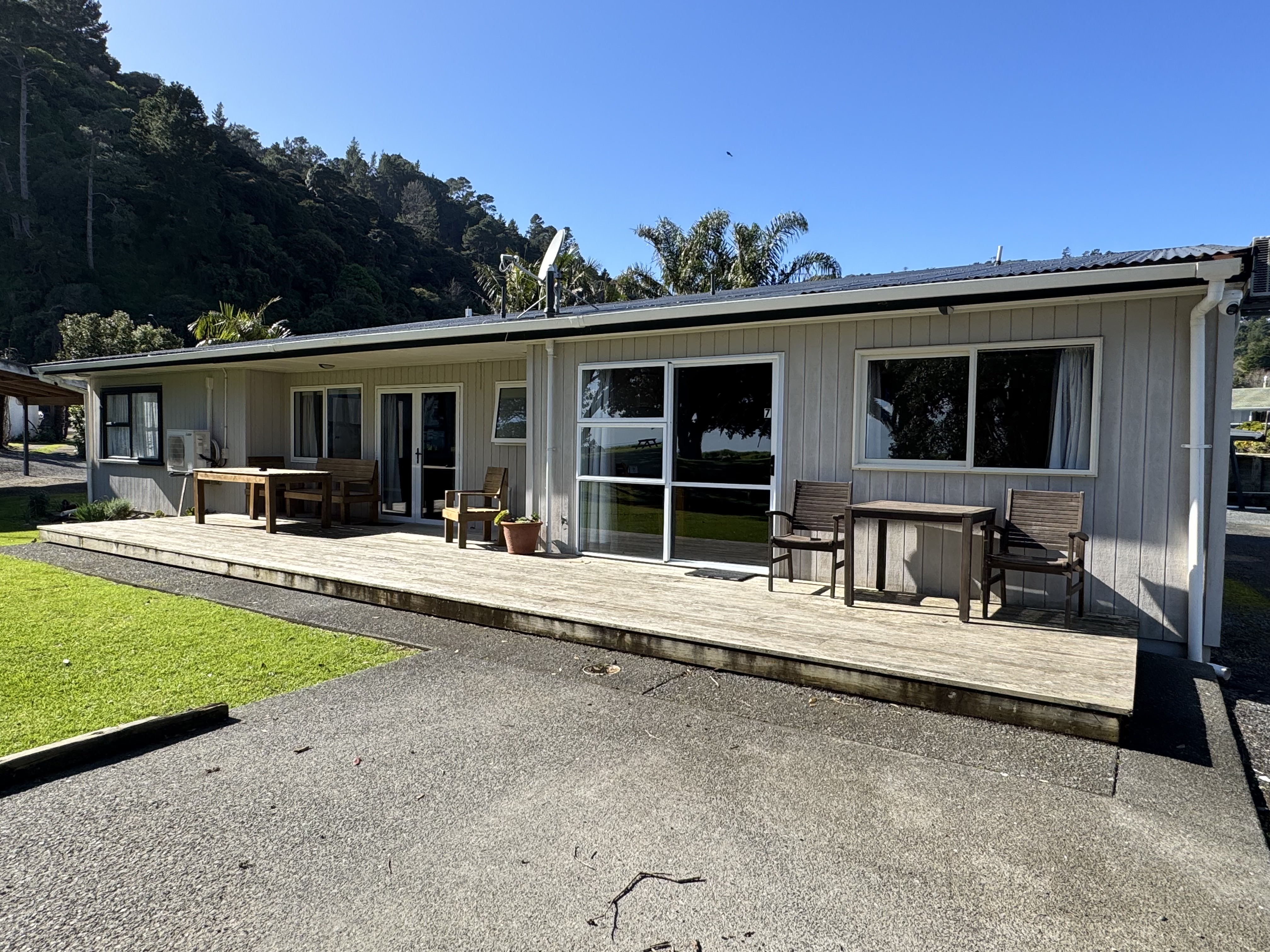 Seaview 3 Bedroom Family Cottage and Studio