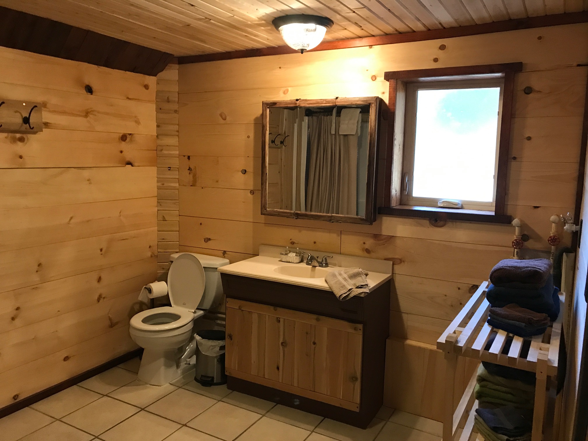 The Grand Daddy Cabin Sleeps Eight, Beautiful Bathroom at Best Bear Lodge & Campground