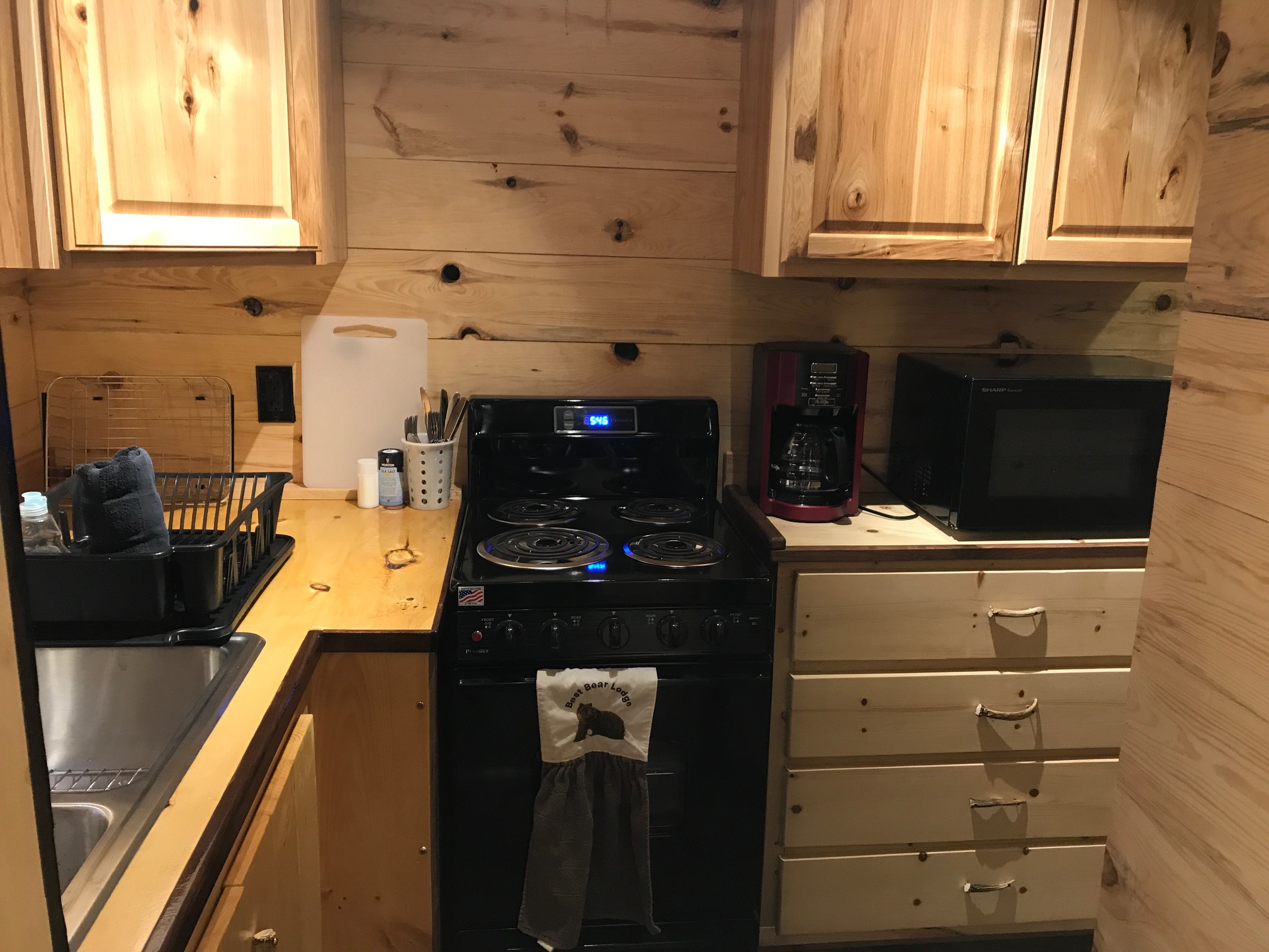 Great Expedition Cabin, Beautiful Kitchen at Best Bear Lodge & Campground
