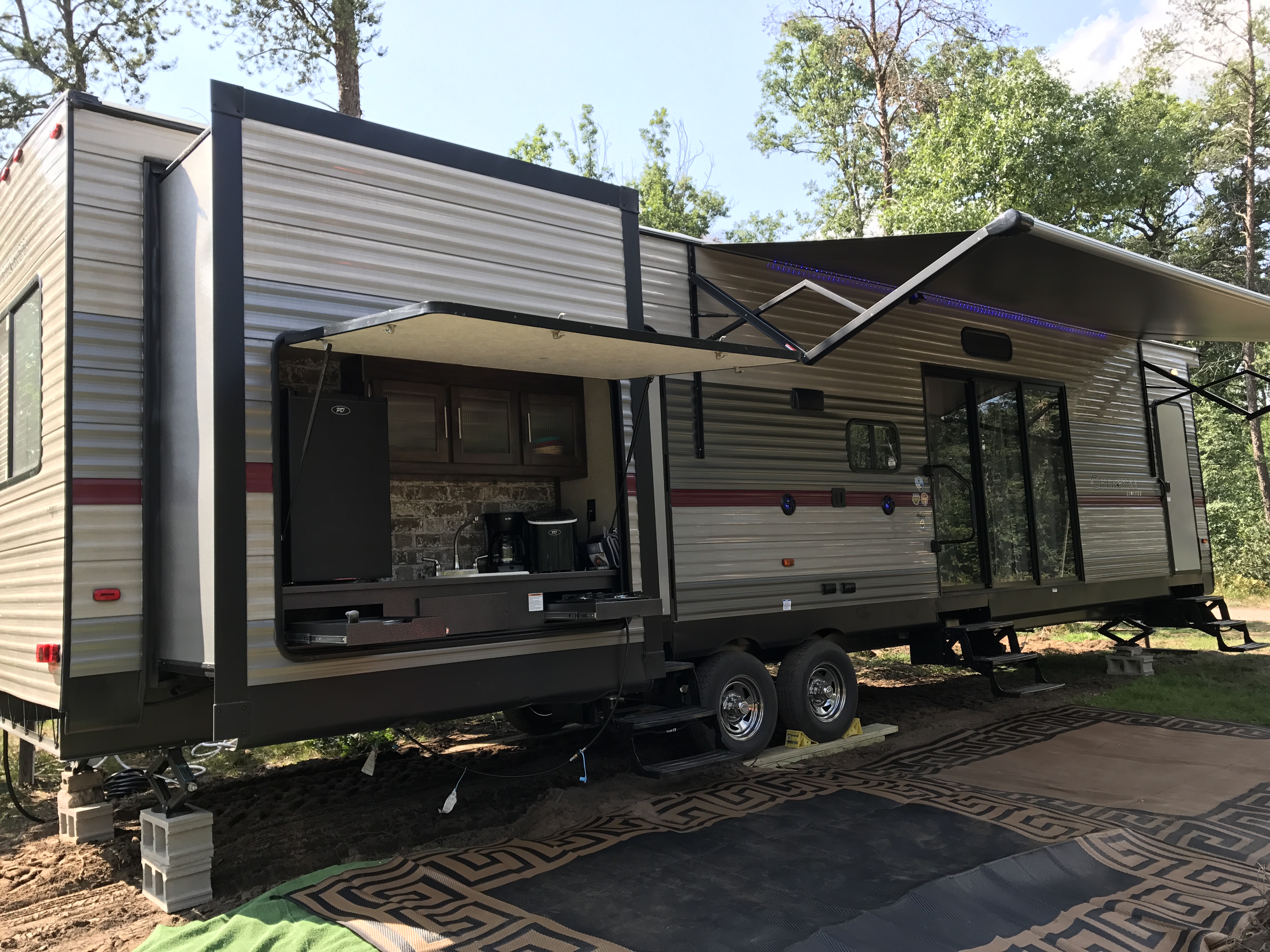 Grand Cherokee Destination RV Cabin Rental at Best Bear Lodge & Campground