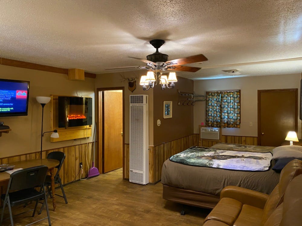 Lodging Room 4, Best Bear Lodge & Campground