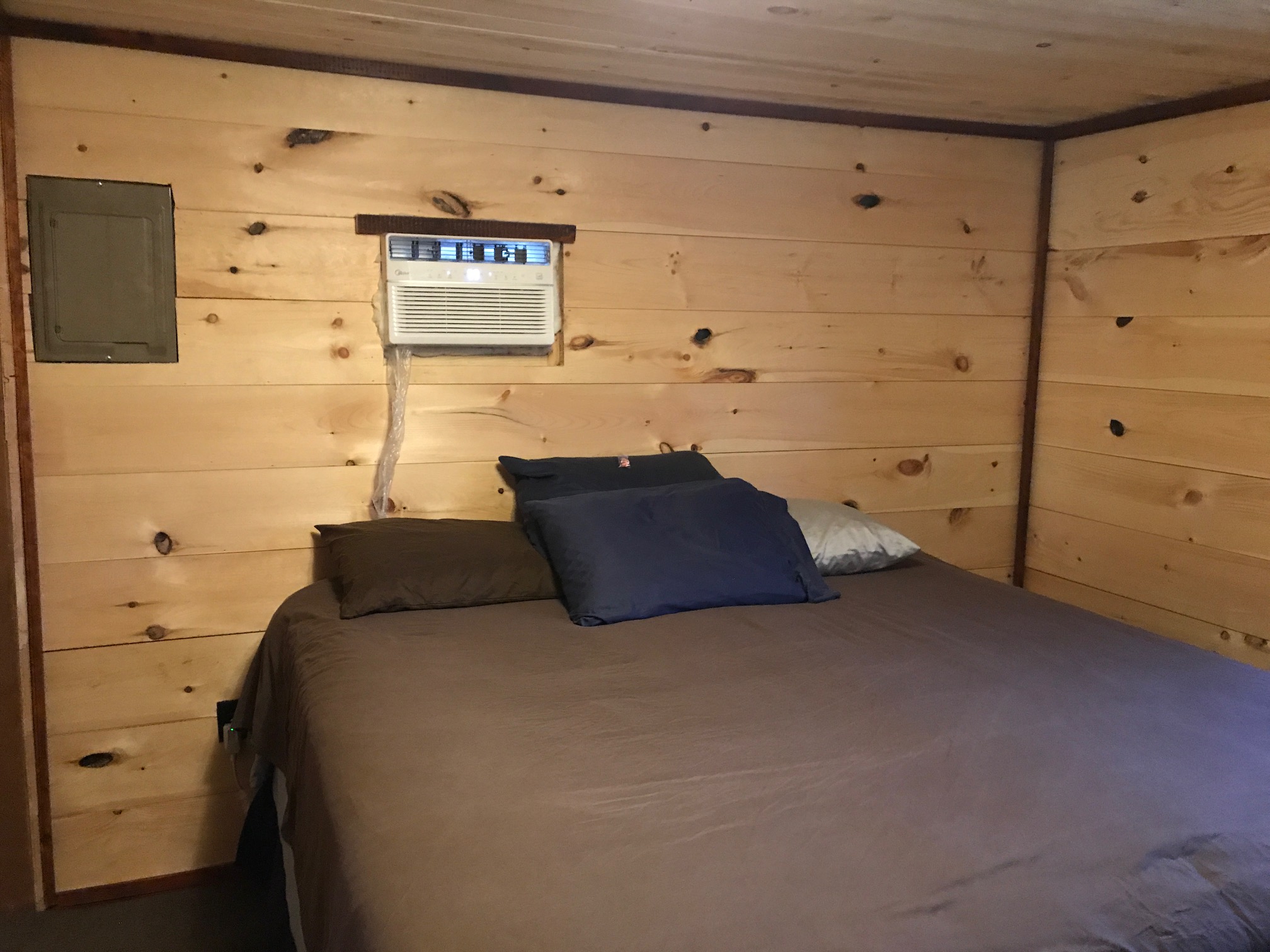 The Grand Daddy Cabin Sleeps Eight, with Two King Bedrooms at Best Bear Lodge & Campground
