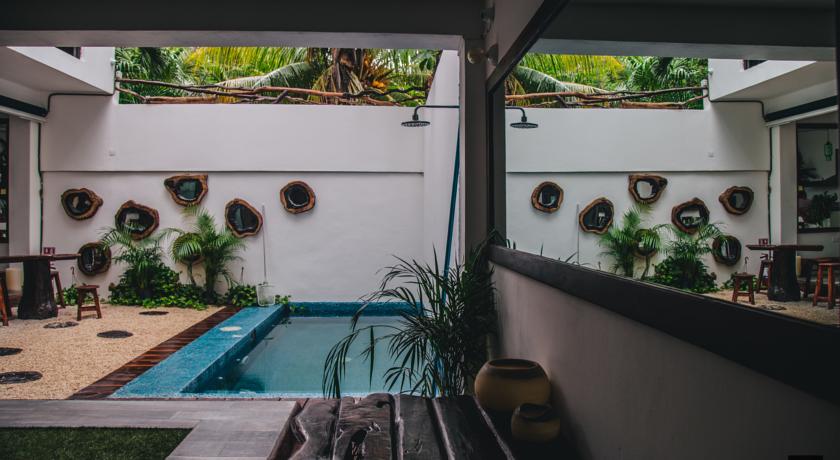 mesa, alberca y espejo, table, pool and mirror