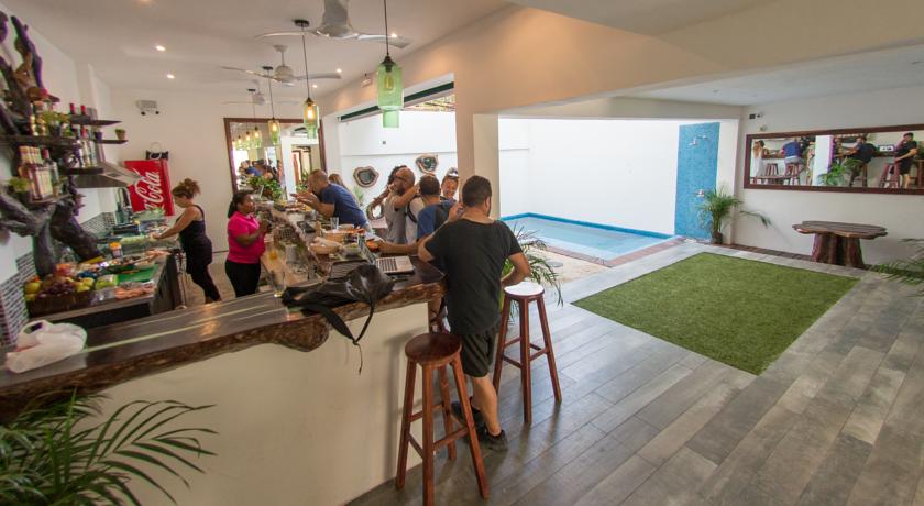 people having breakfast, personas comiendo el desayuno