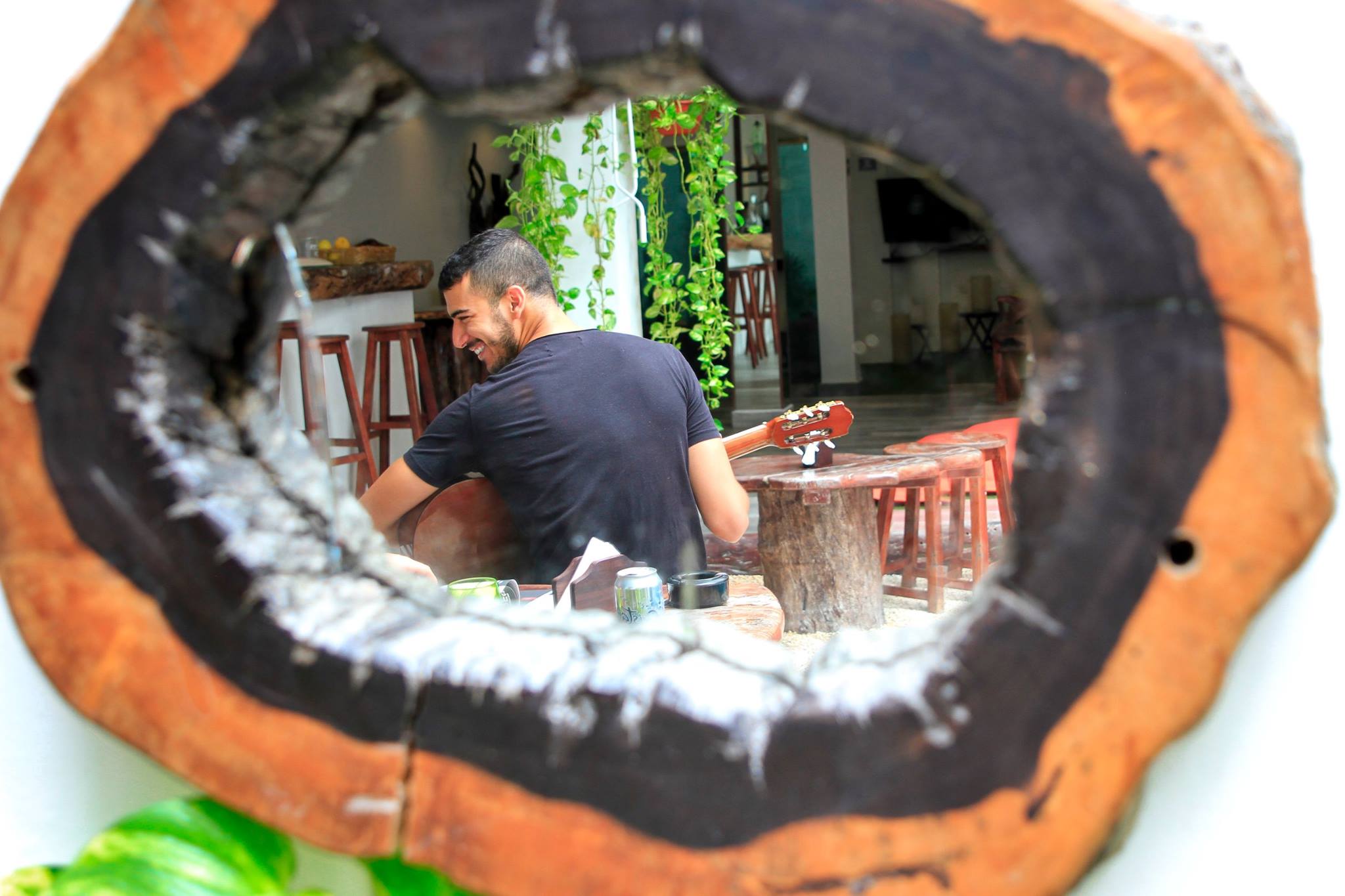 reflejo de un chico sonriente, reflection of a smiley guy