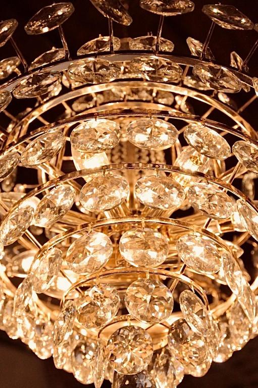 Golden crystal chandelier – Boutique Hotel Anahita lobby lighting