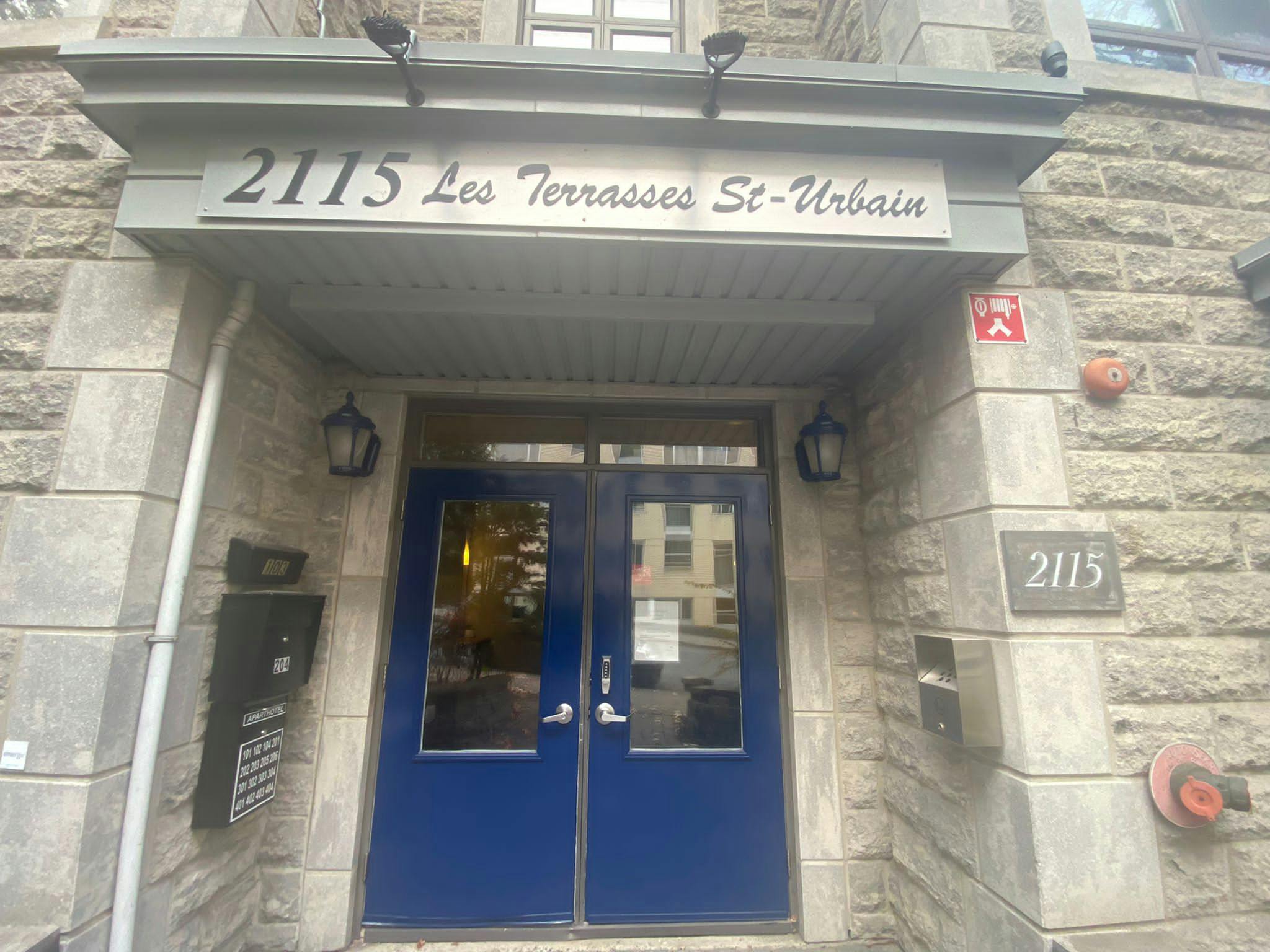 Apart Hotel Montreal Tourist Residence 222512 2115 Rue Saint Urbain #aparthotelmontreal by Les Terrasses Saint Urbain