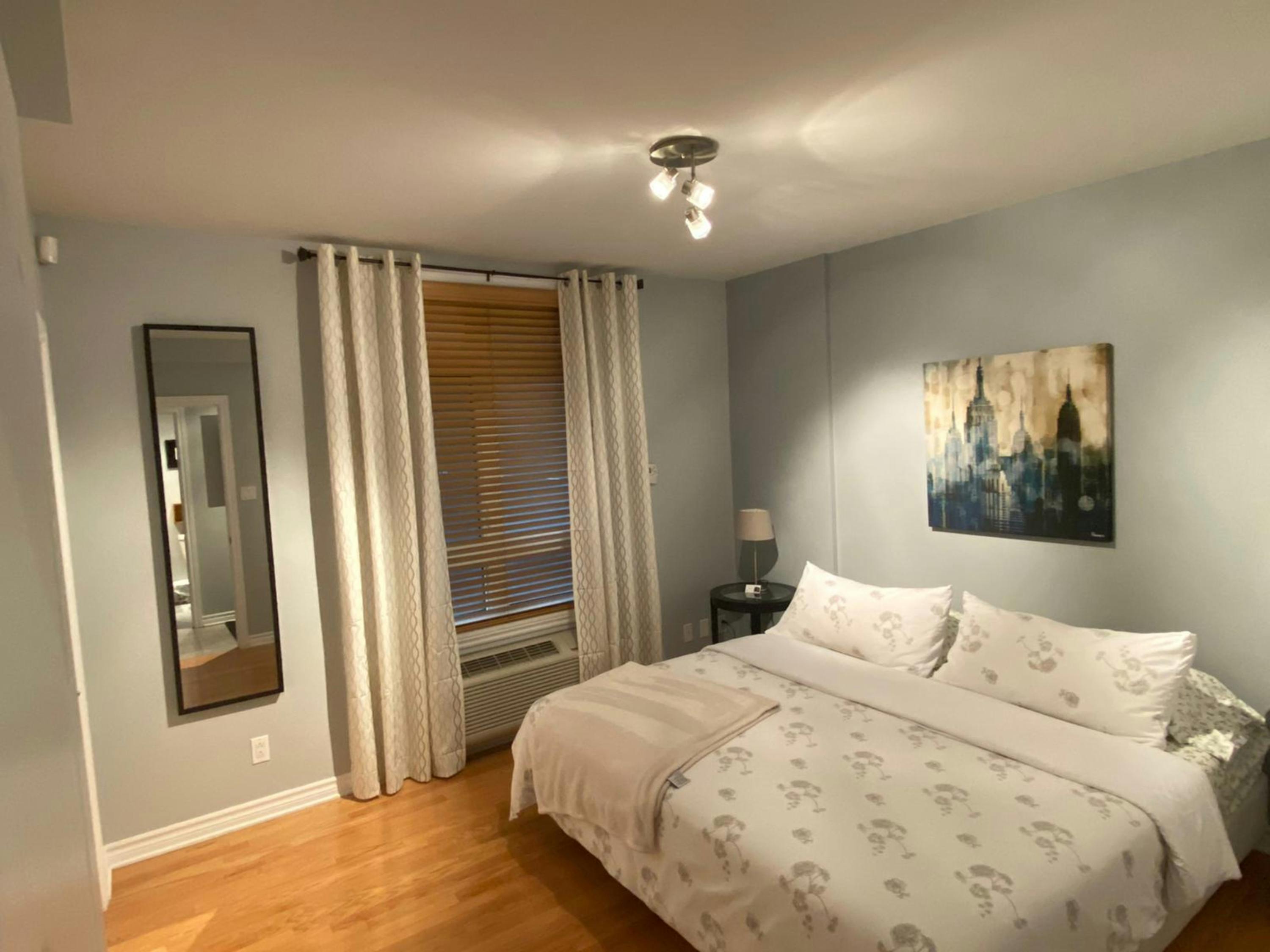 Professional Suite 202 Apart Hotel Montreal Tourist Residence 222512 2115 Rue Saint Urbain H2X 2N1 #aparthotelmontreal