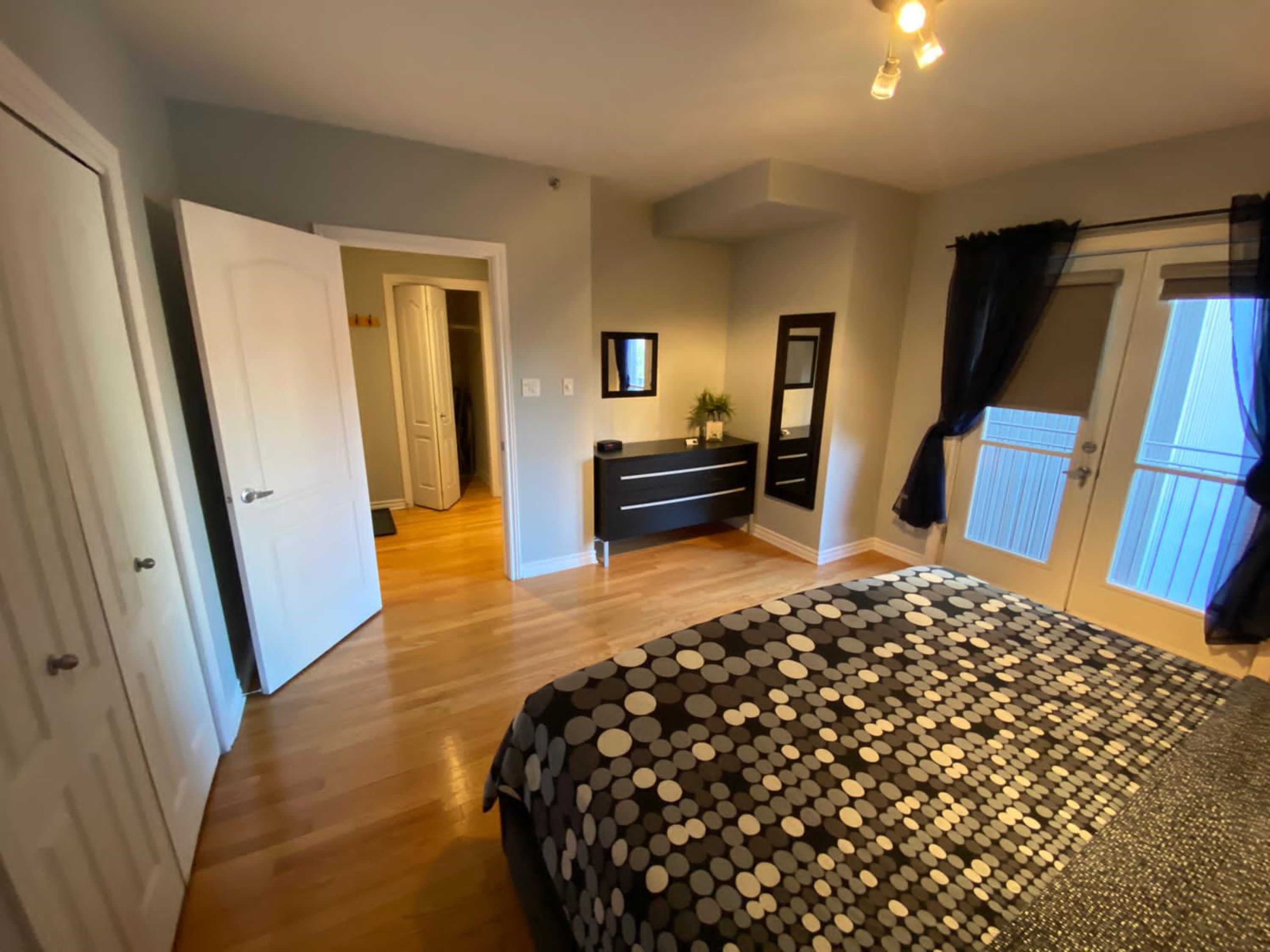 Corporate Suite 301 ApartHotelMontreal AppartHôtelMontréal CITQ 2225122 2115 Rue Saint Urbain H2X 2N1 #aparthotelmontreal