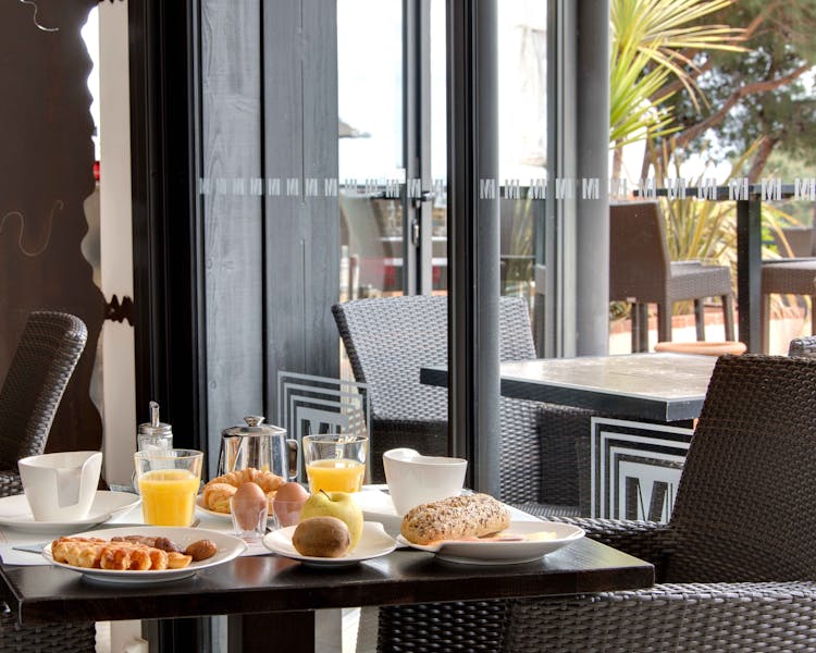 Table de petit déjeuner à l'hôtel les mouettes situé entre Argelès et Collioure