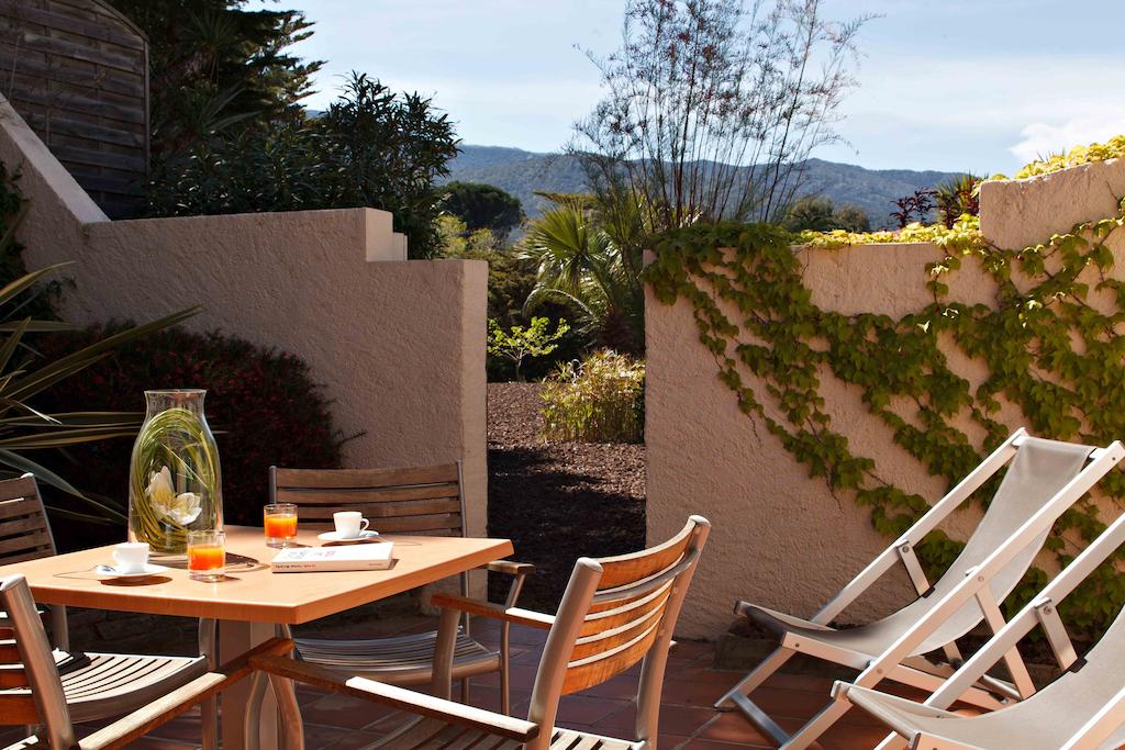 Terrasse de la Junior Suite vue jardin de l'hôtel et Spa Les Mouettes à Argelès-sur-Mer