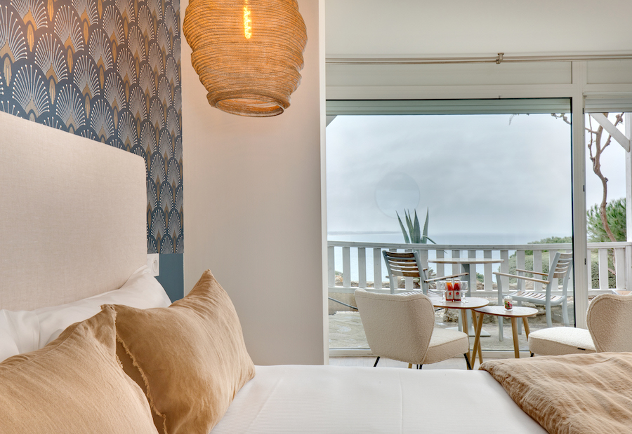 Vue de côté de la Chambre double vue mer de l'hôtel Les Mouettes à Argeles