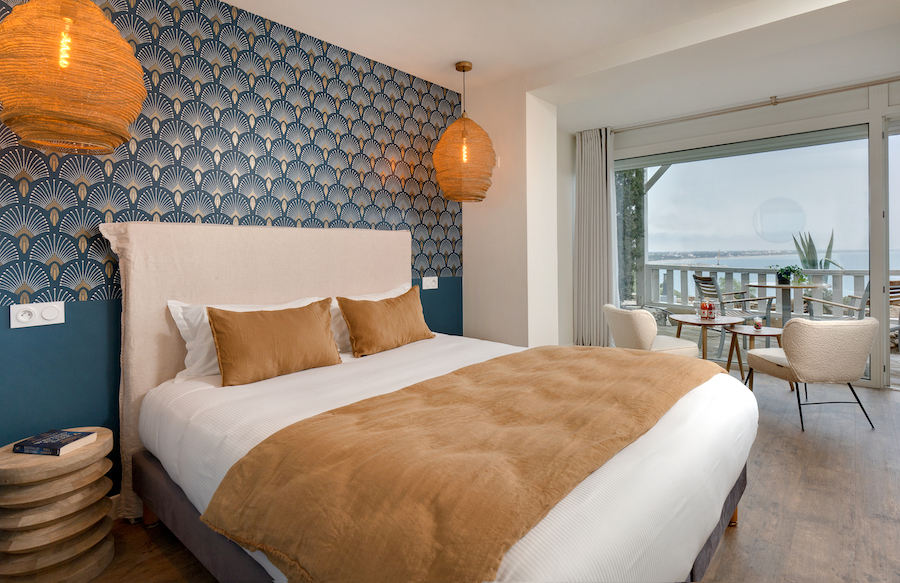 Vue d'ensemble de la chambre PMR de l'hôtel les mouettes