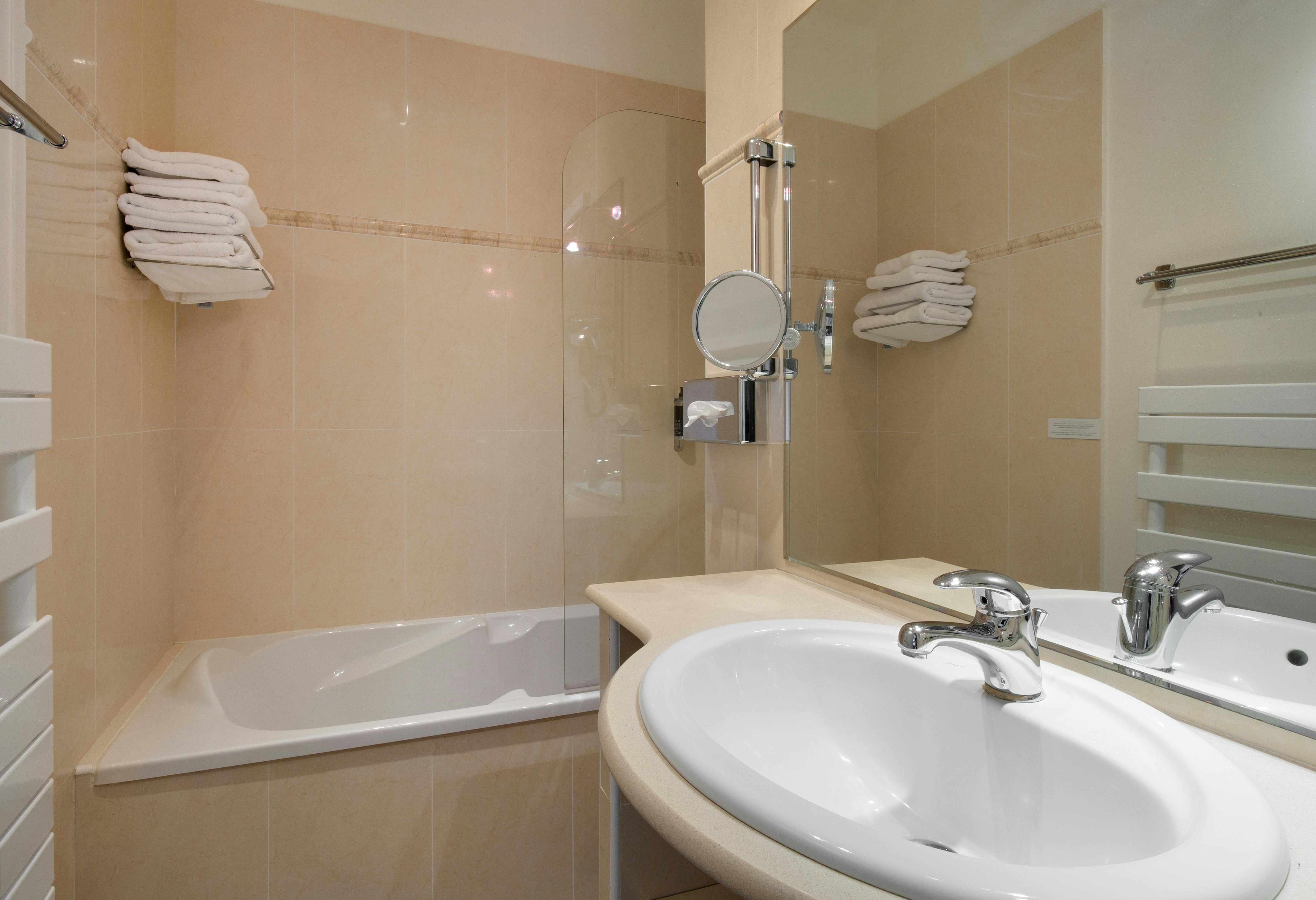 Salle de bains de la double vue jardin de l'hôtel les mouettes entre Argelès et Collioure
