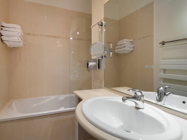 Salle de bains de la double vue jardin de l'hôtel les mouettes entre Argelès et Collioure