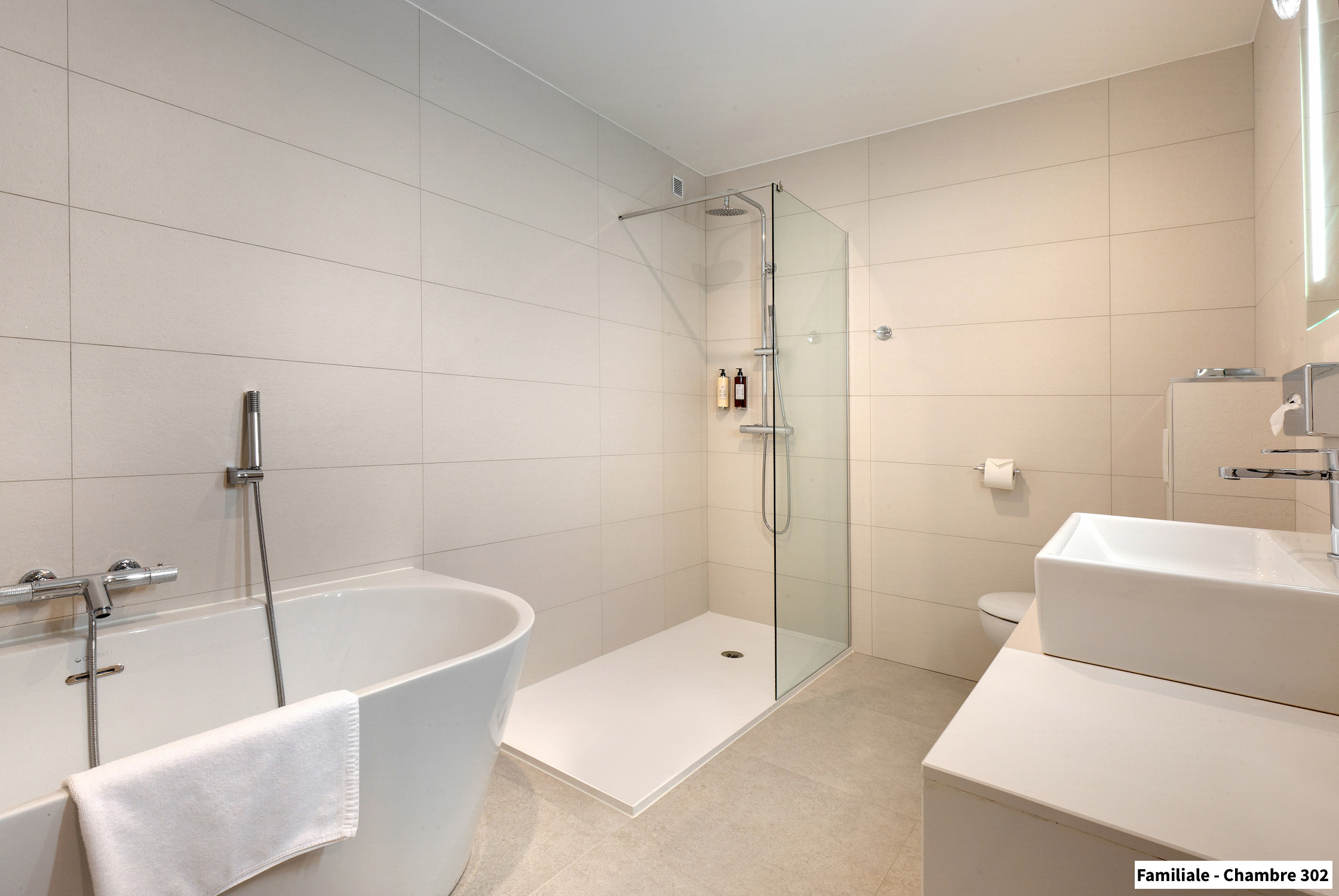 Salle de bains de la Chambre Familiale 302 à l'Hôtel Spa Les Mouettes
