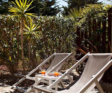 Terrasse de la Triple vue jardin de l'hôtel et Spa Les Mouettes à Argelès-sur-Mer