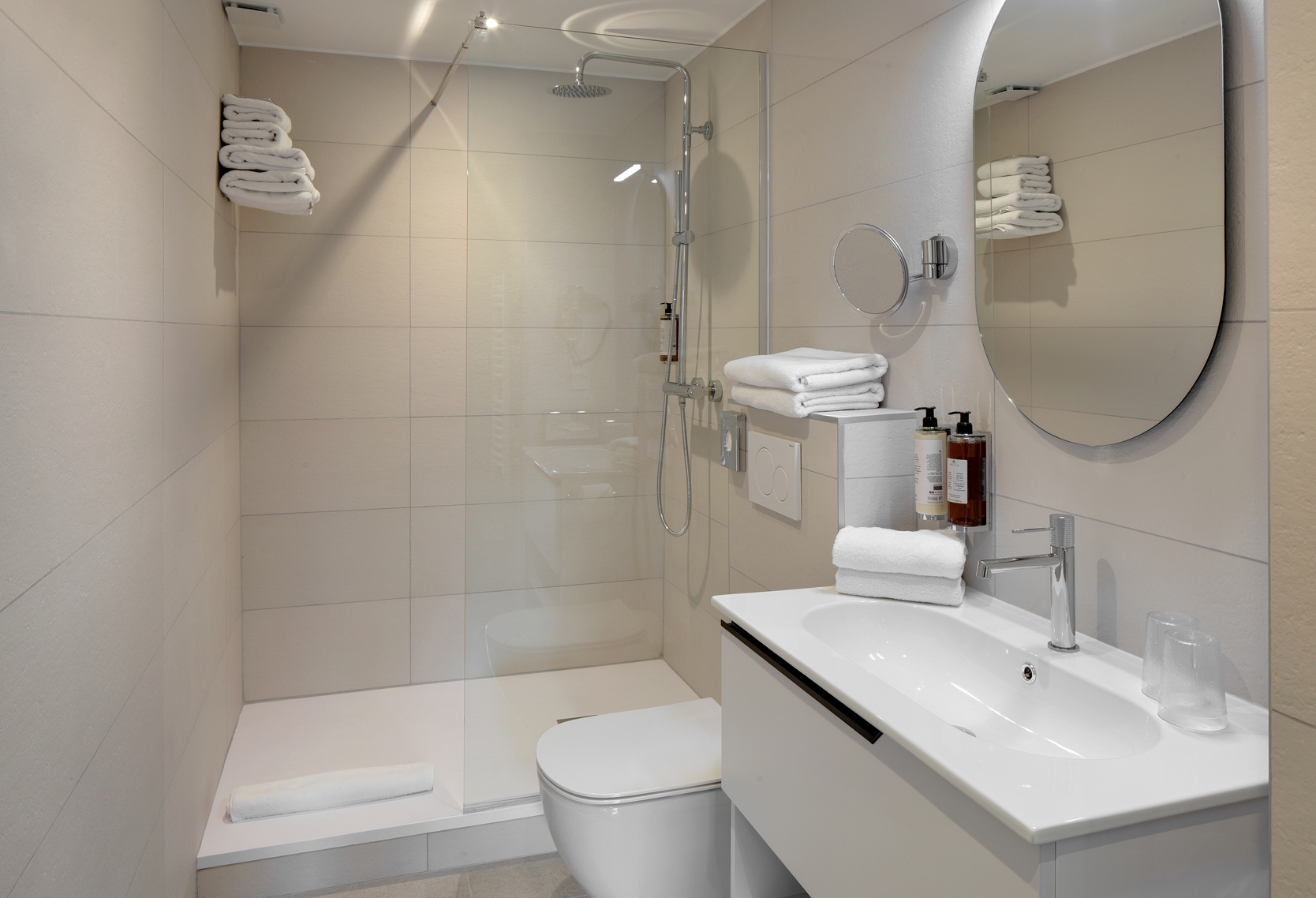 Salle de bains studio côté piscine