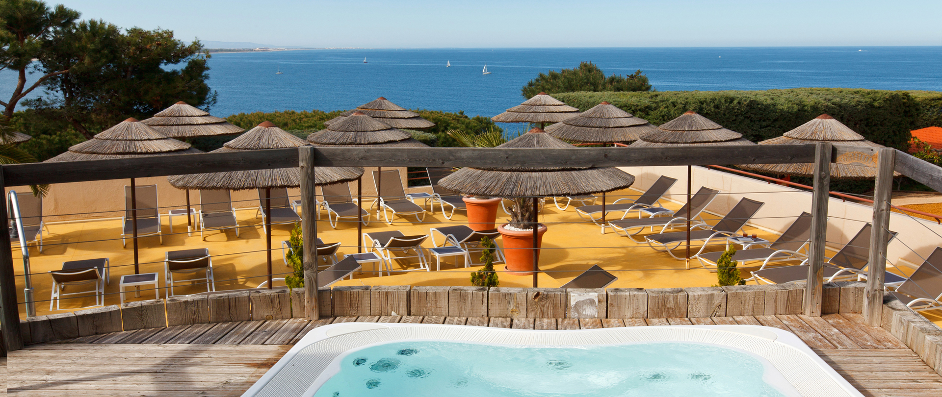 Jacuzzi extérieur en libre accès de l'hôtel Les Mouettes à Argelès-sur-Mer