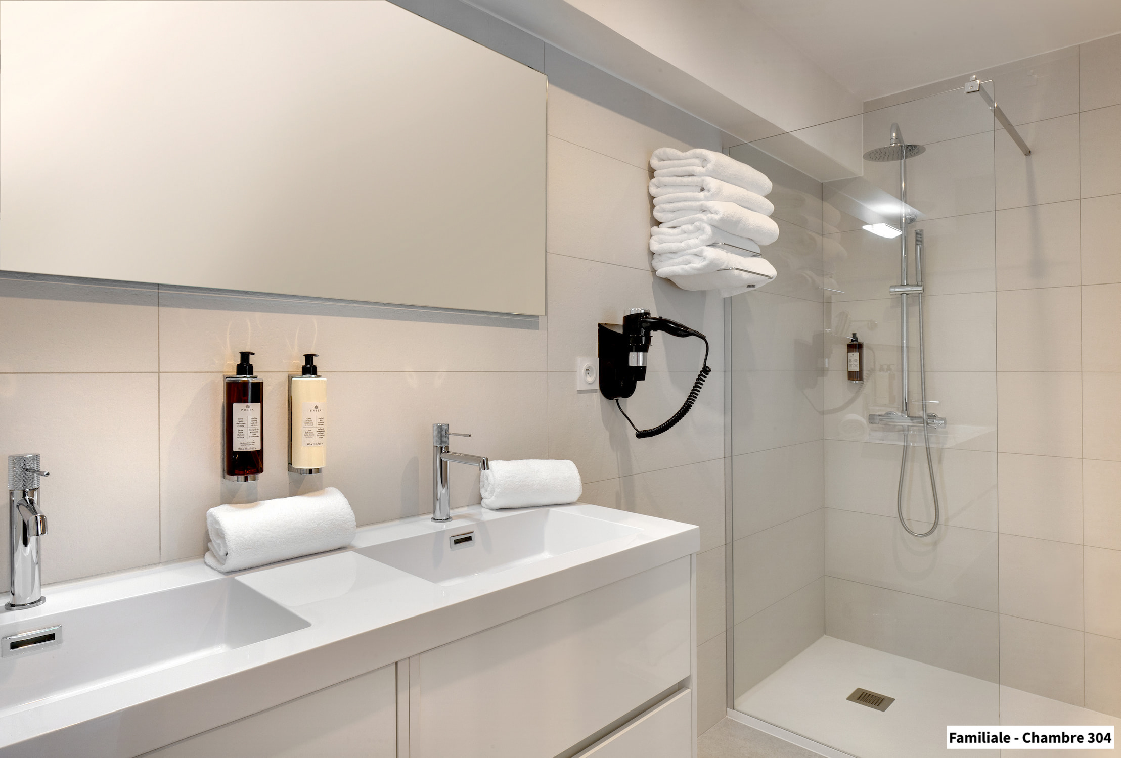 Salle de bains de la Chambre Familiale 304 à l'Hôtel et Spa Les Mouettes