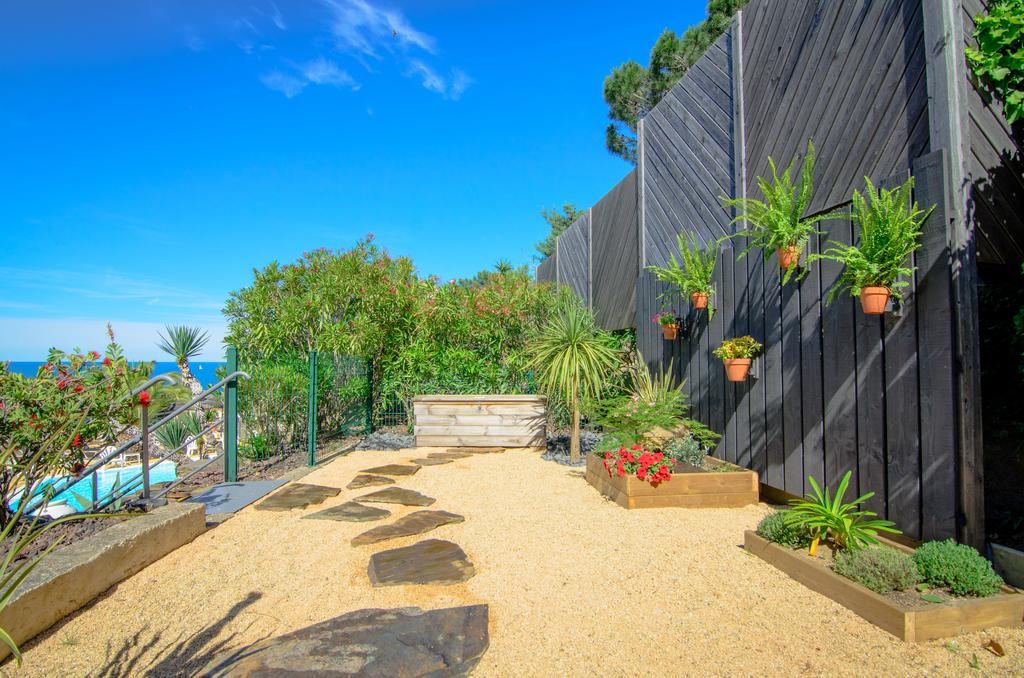 Terrasse du studio vue piscine de l'hôtel Les Mouettes à Argelès-sur-Mer