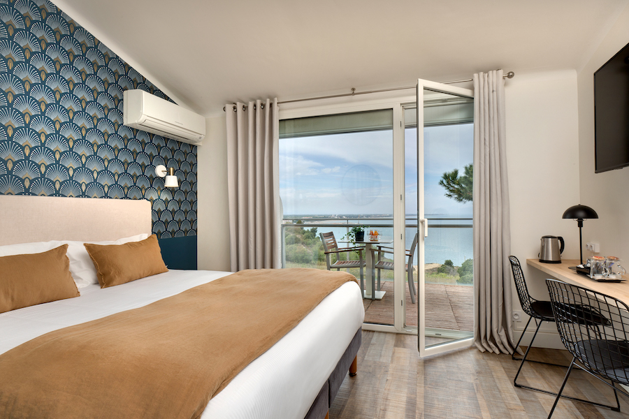 Vue d'ensemble de la chambre double vue mer de l'hôtel Les Mouettes à Argeles