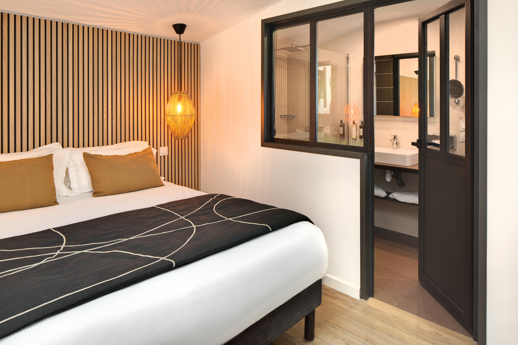 Chambre et salle de bains studio côté mer