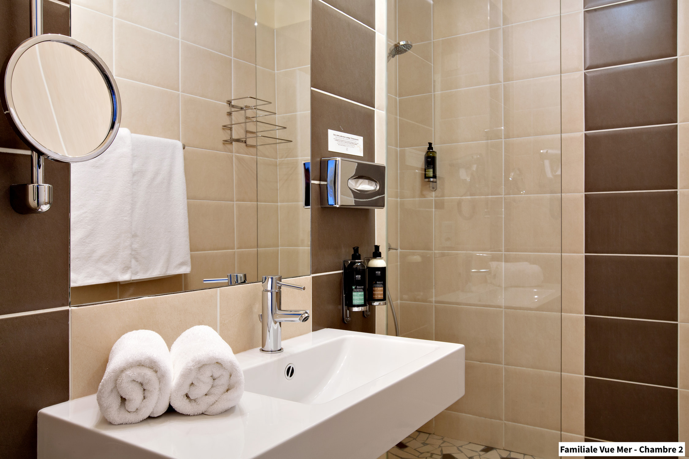 Salle de bains de la Chambre Familiale Vue Mer N°2 de l'Hôtel Spa Les Mouettes