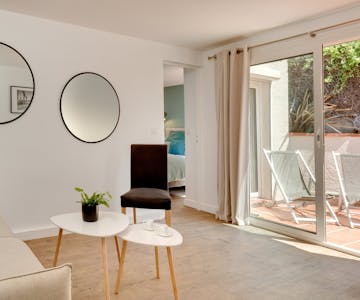 Petit Salon de la Junior Suite Vue Jardin de l'hôtel Les Mouettes à Argelès sur Mer