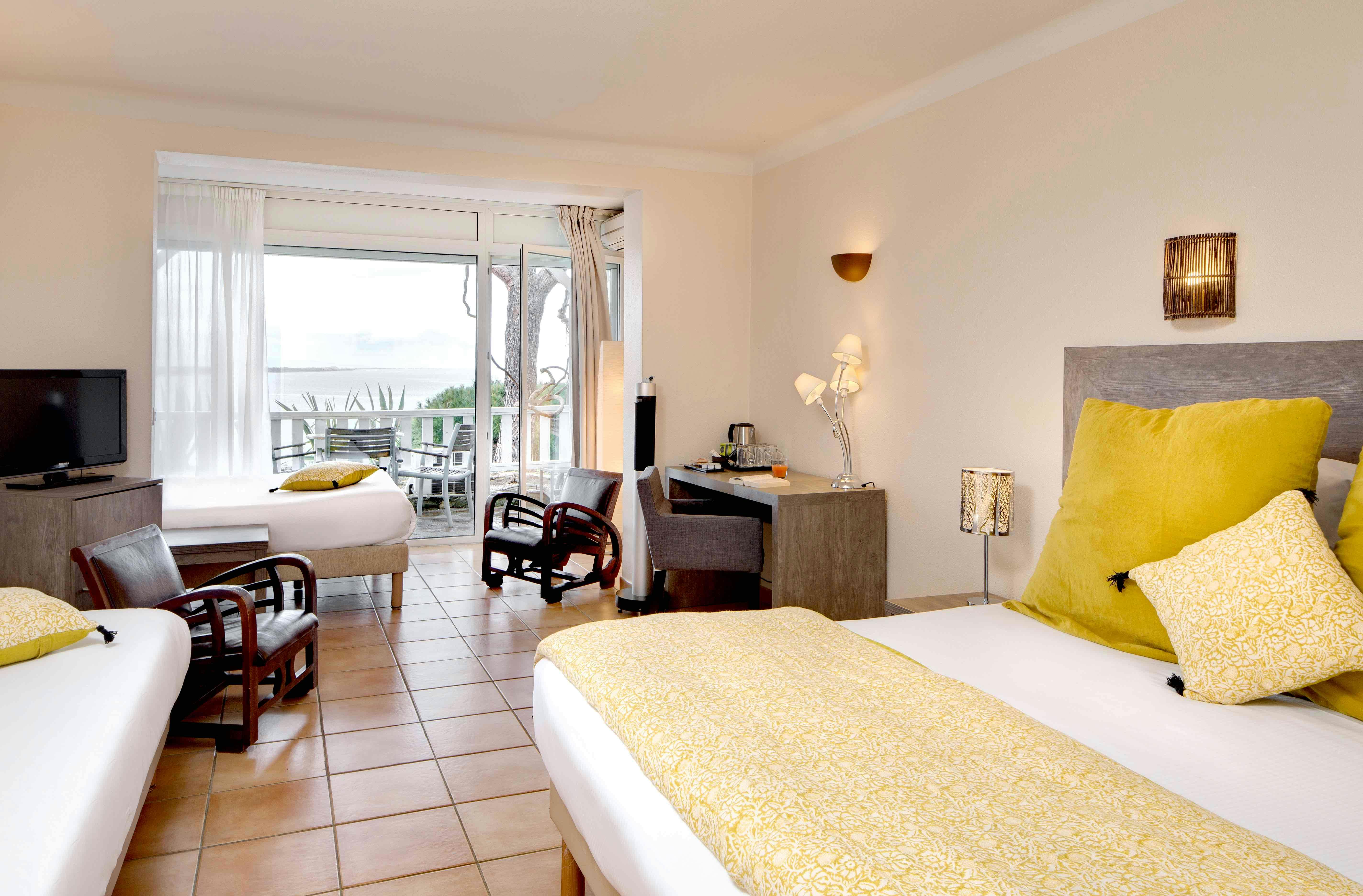 Chambre de la catégorie familiale vue mer de l'hôtel les mouettes situé entre Argelès et Collioure