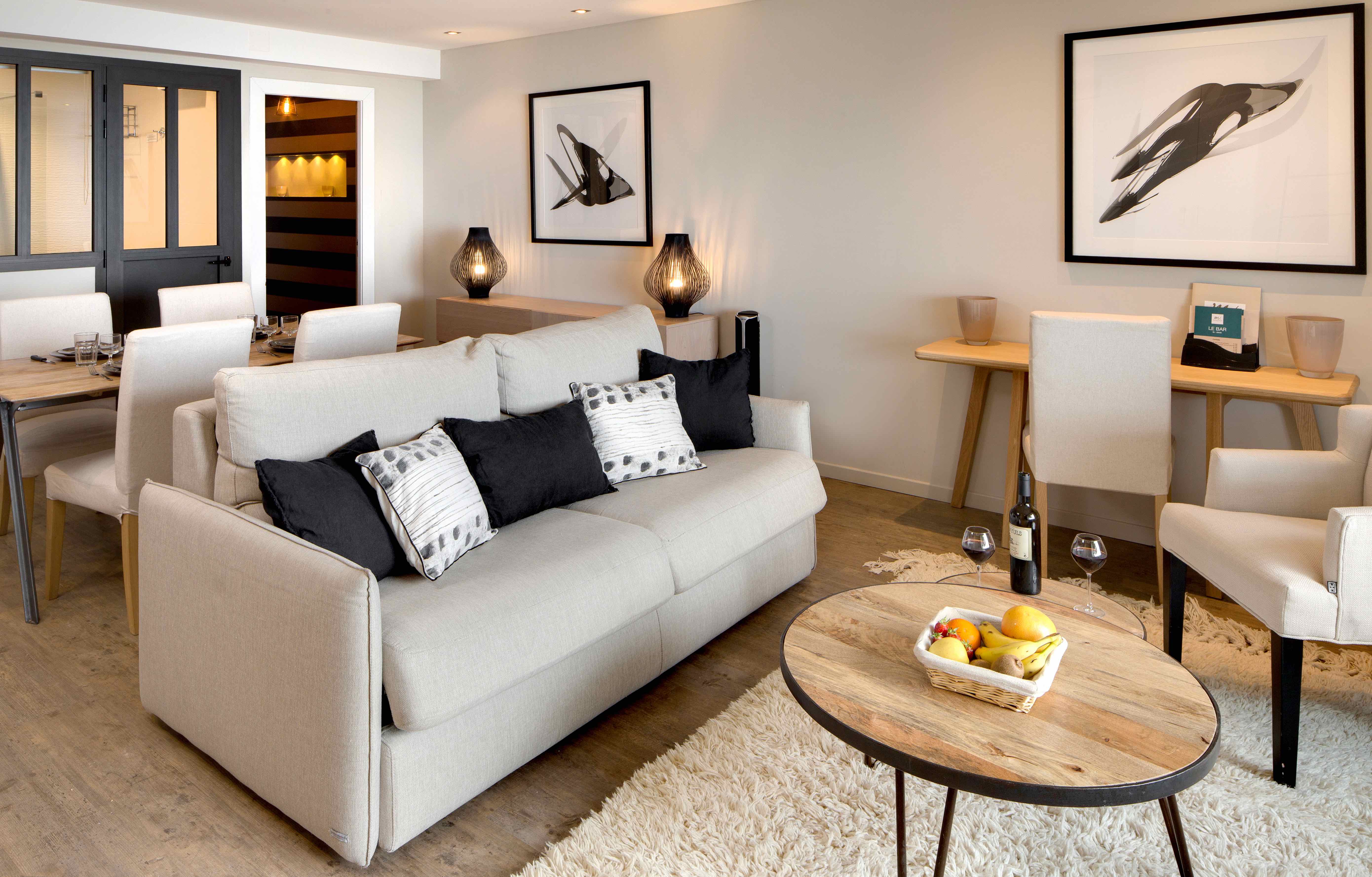 Canapé et table basse de la Suite de l'hôtel les mouettes situé entre Argelès et Collioure