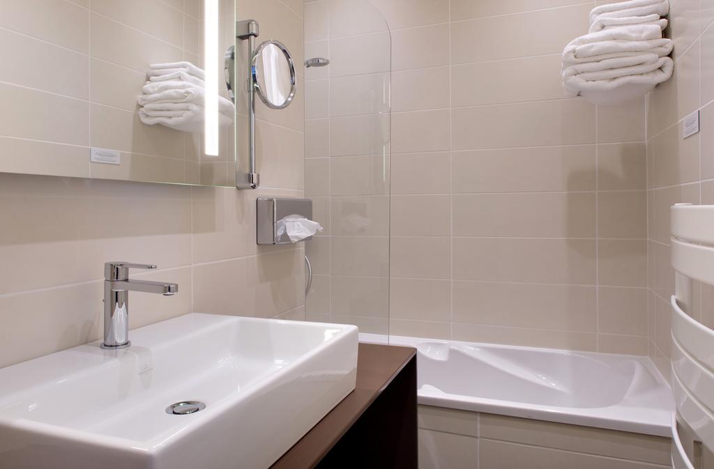 Salle de bains d'une double supérieure vue mer de l'hôtel Les Mouettes à Argelès-sur-Mer