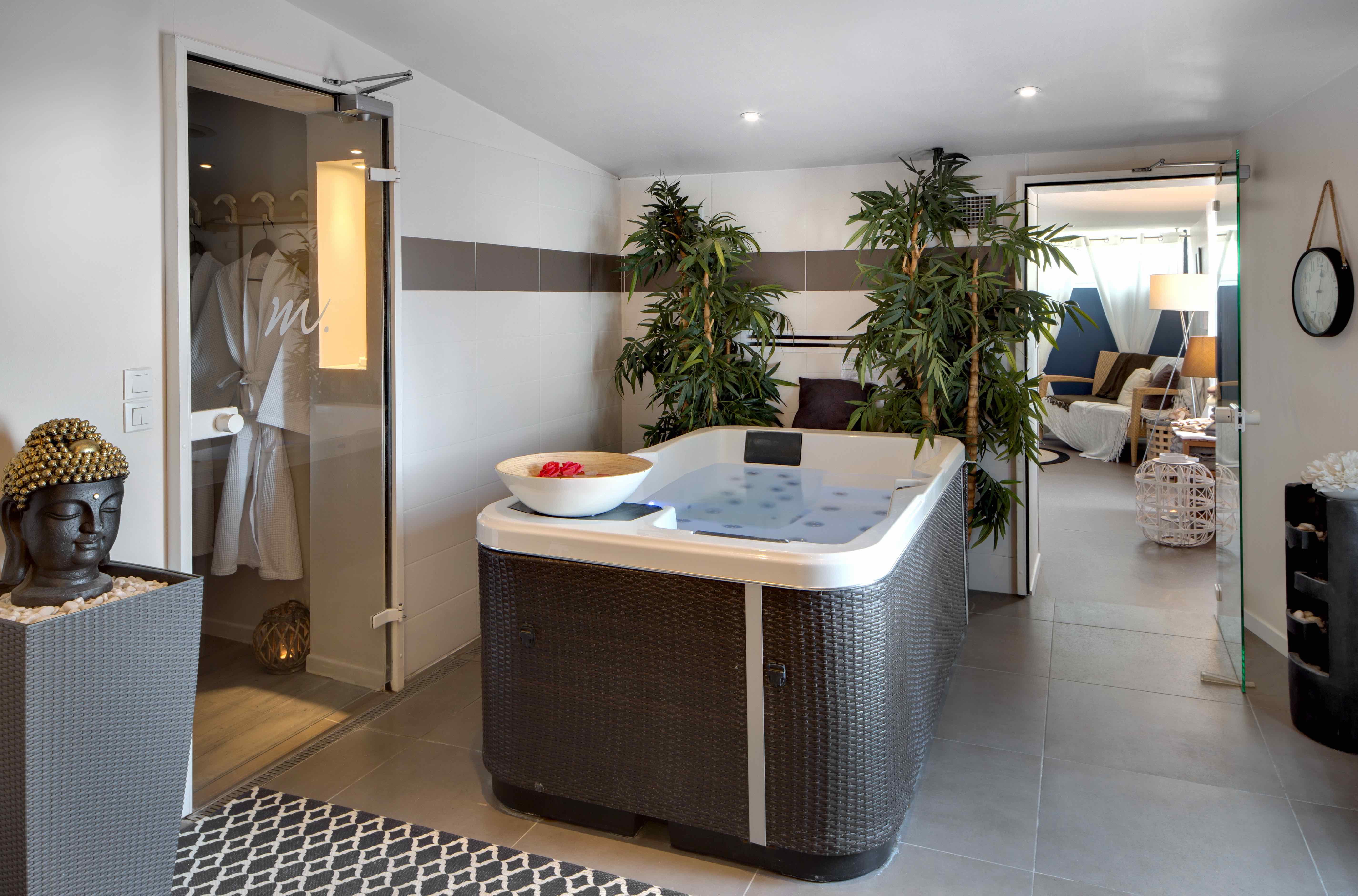 Jacuzzi intérieur du spa de l'hôtel les mouettes entre Argelès et Collioure