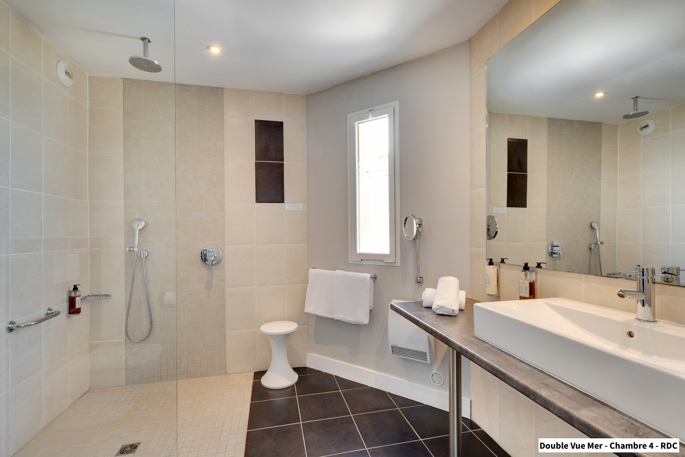 Salle de bains de la Chambre Double Vue Mer n°4 de l'Hôtel Spa Les Mouettes