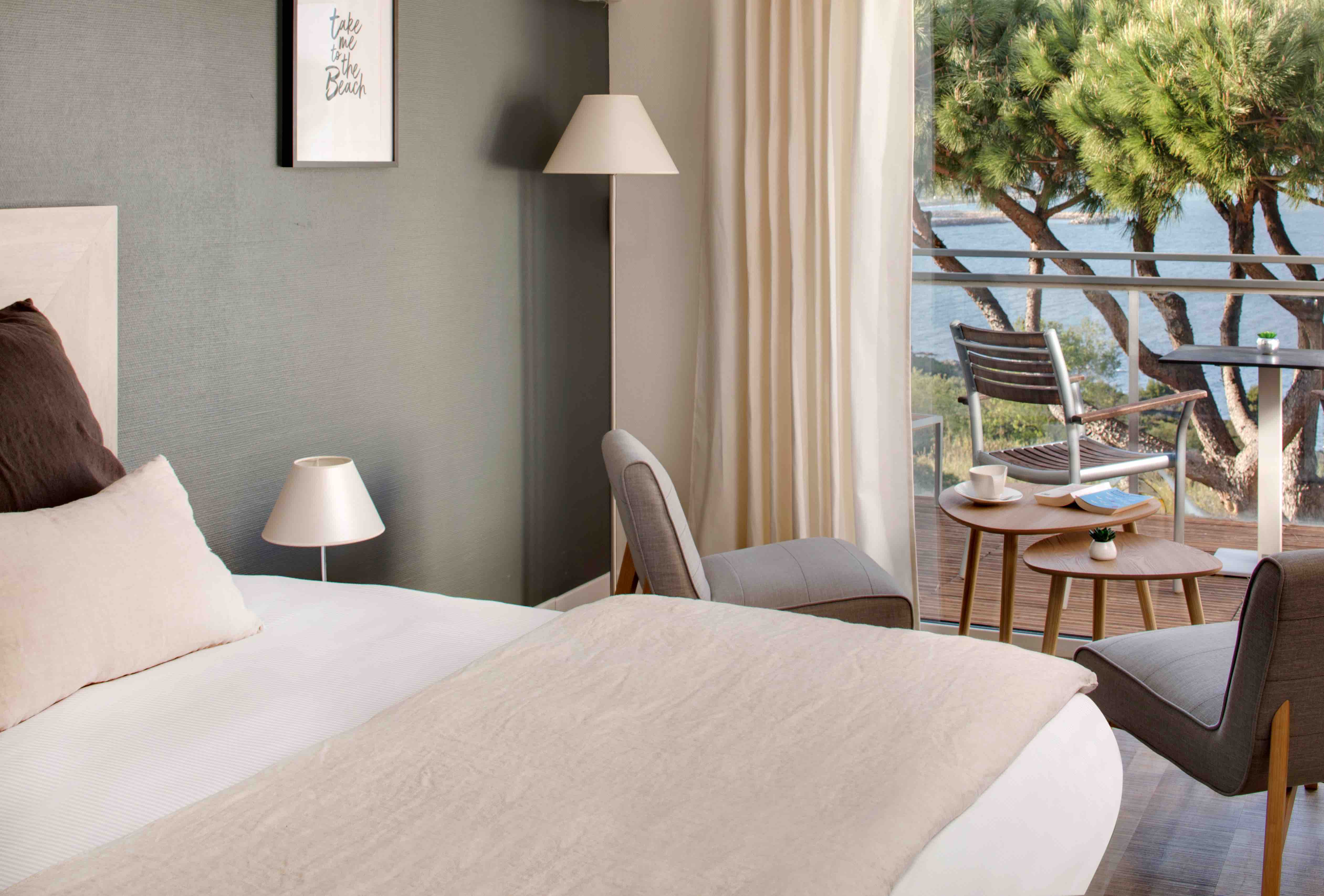 Plan serré de la chambre double supérieure vue mer à l'hôtel les mouettes