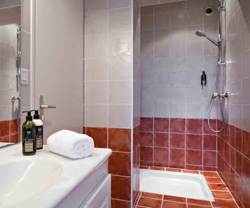 Salle de bains d'une chambre familiale de l'hôtel et Spa Les Mouettes à Argelès-sur-Mer