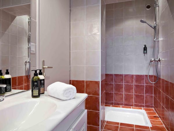 Salle de bains d'une chambre familiale de l'hôtel et Spa Les Mouettes à Argelès-sur-Mer