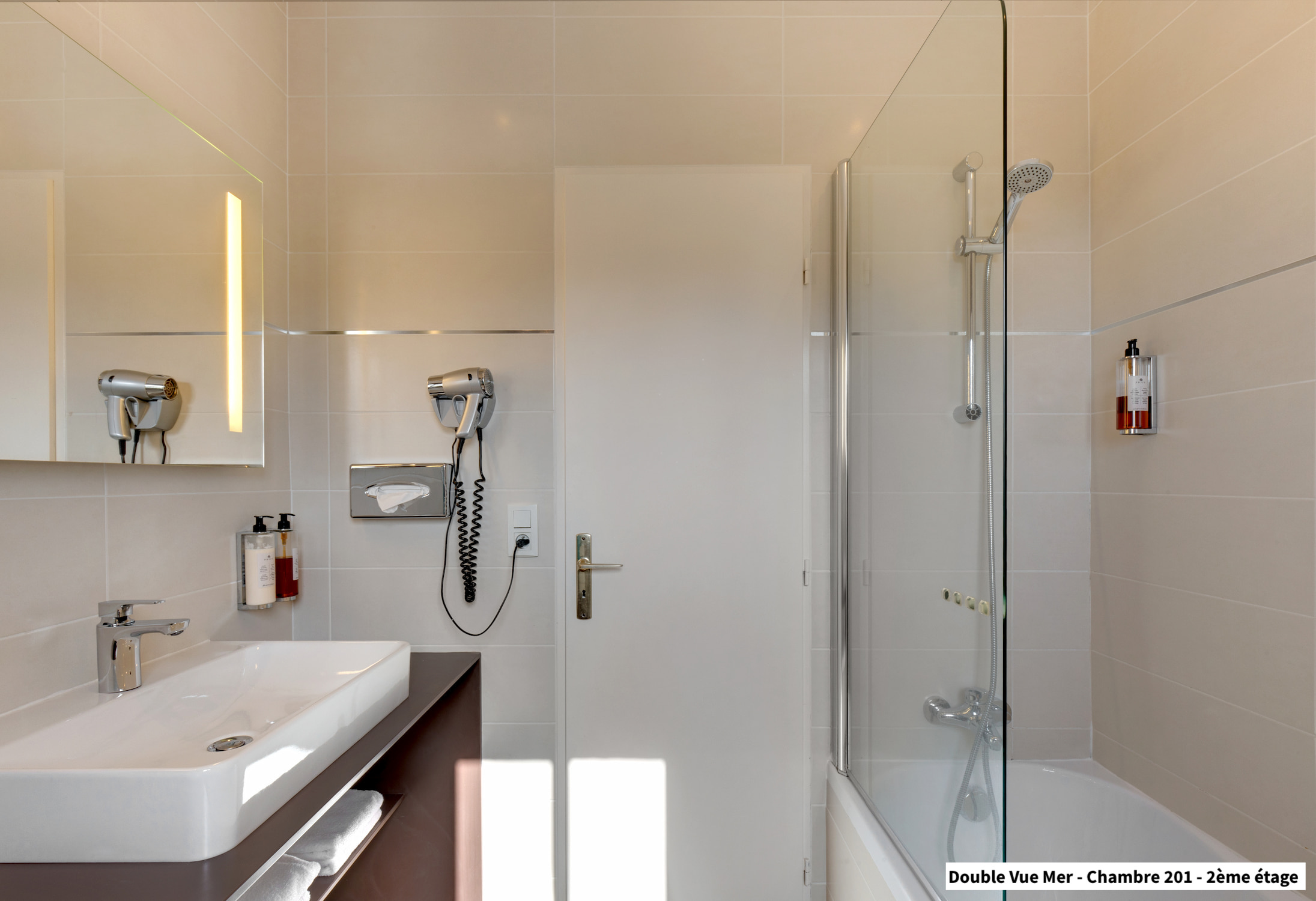 Salle de bains de la Chambre Double Vue Mer N°201 de l'Hôtel Spa Les Mouettes